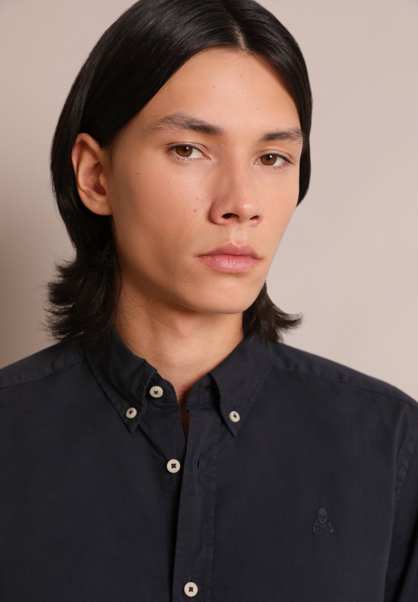 CAMISA CUELLO BOTONES CALAVERA TONO