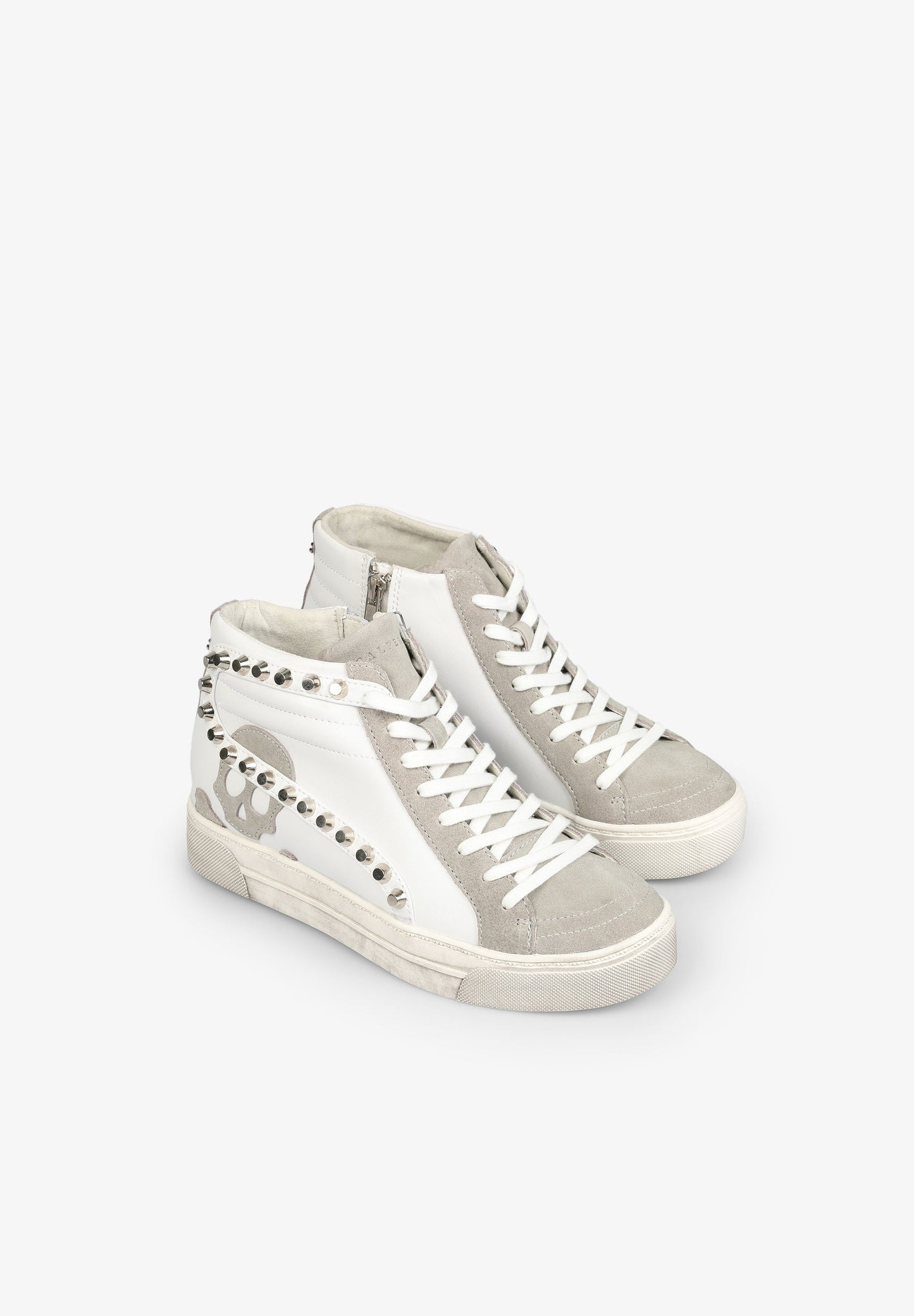 SNEAKERS ALTAS TACHUELAS