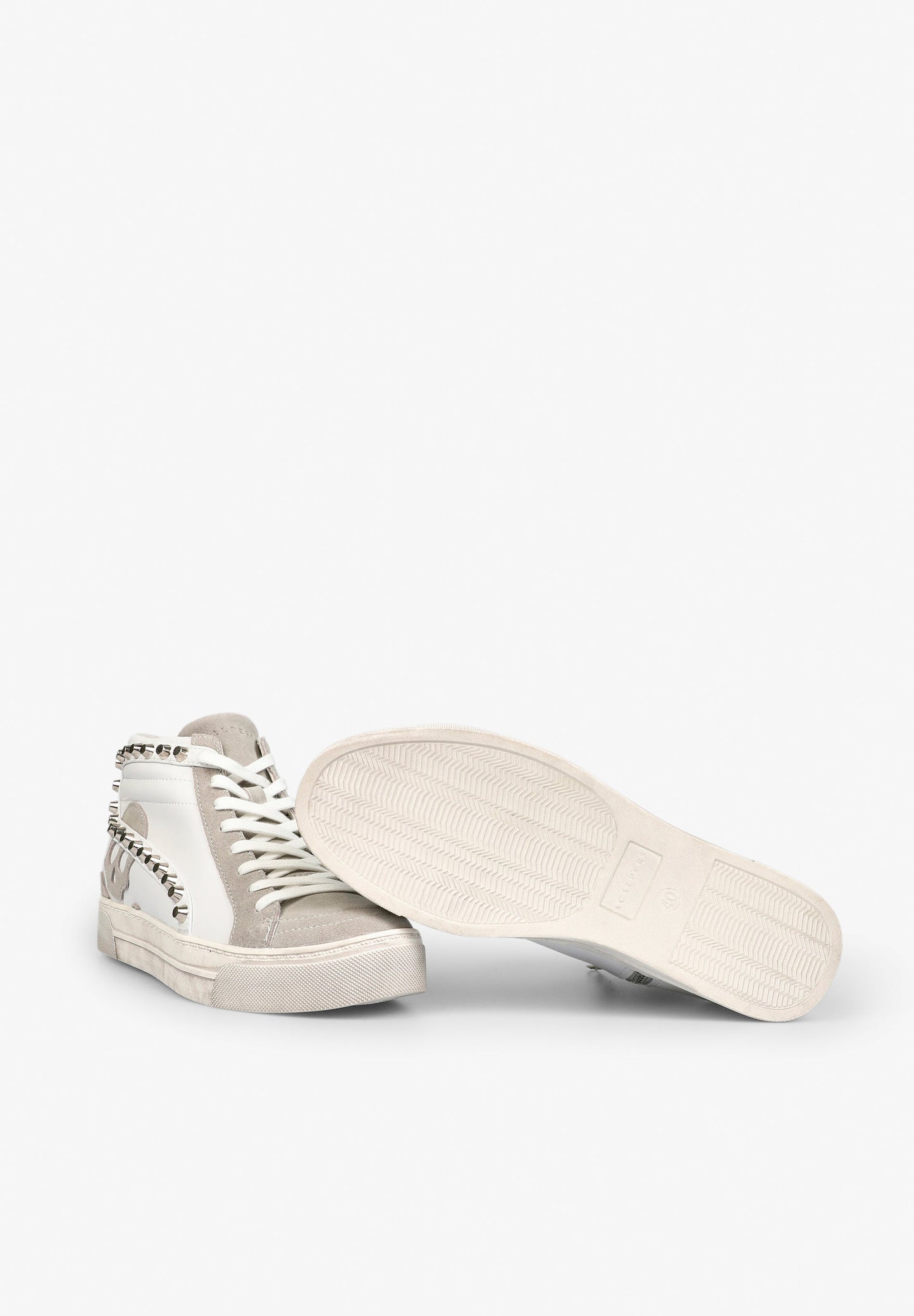 SNEAKERS ALTAS TACHUELAS