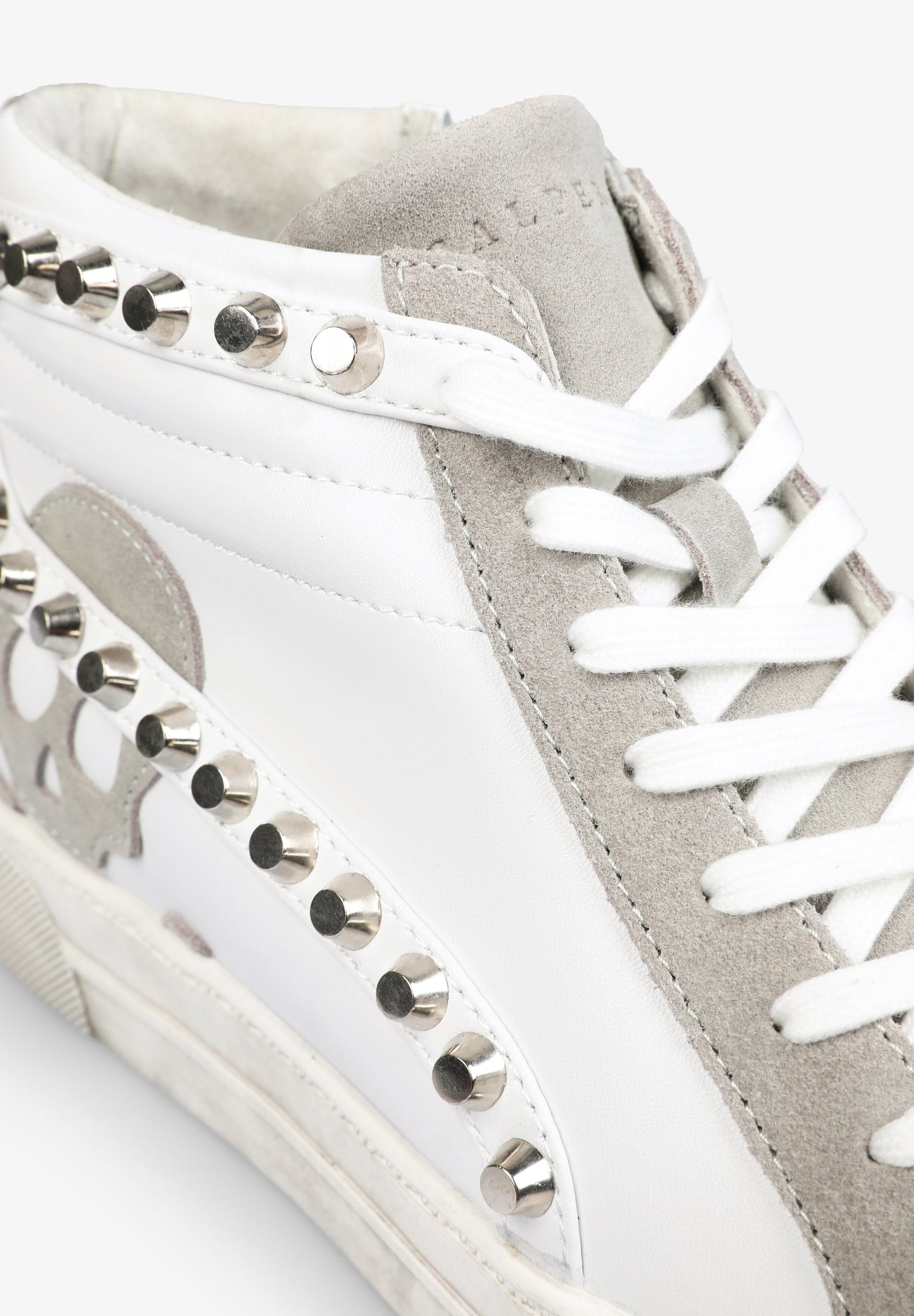 SNEAKERS ALTAS TACHUELAS