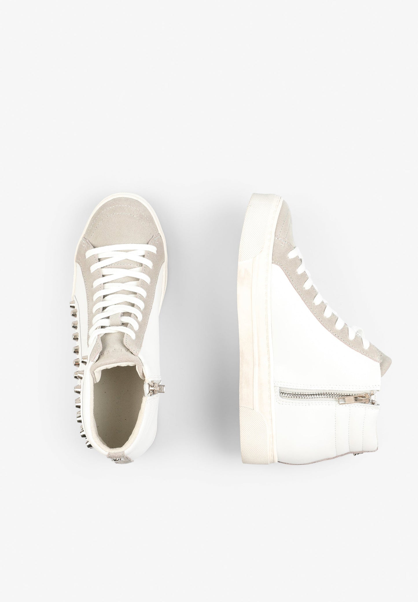 SNEAKERS ALTAS TACHUELAS