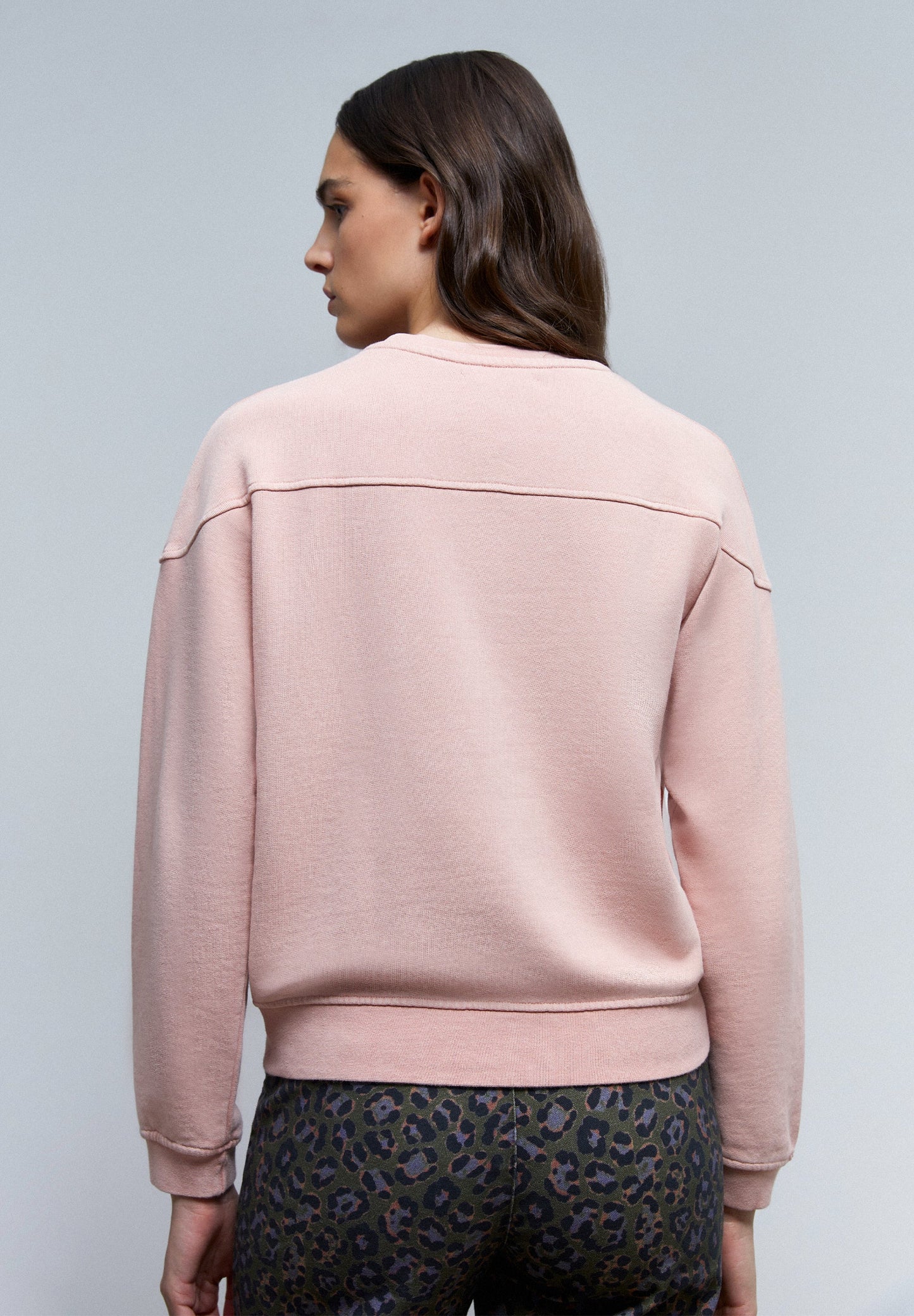 SUDADERA LAVADA LOGO BORDADO