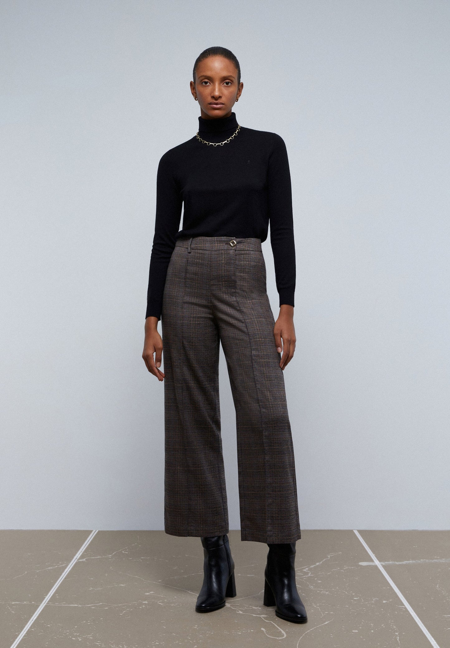 PANTALÓN CUADROS PERNERA CRUZADA