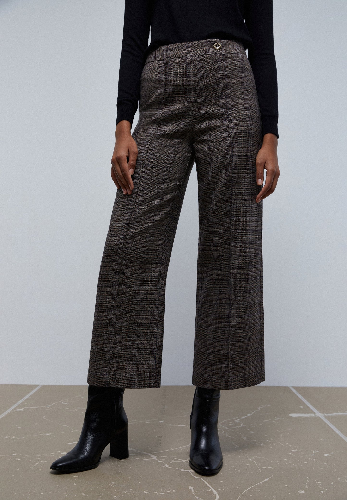 PANTALÓN CUADROS PERNERA CRUZADA