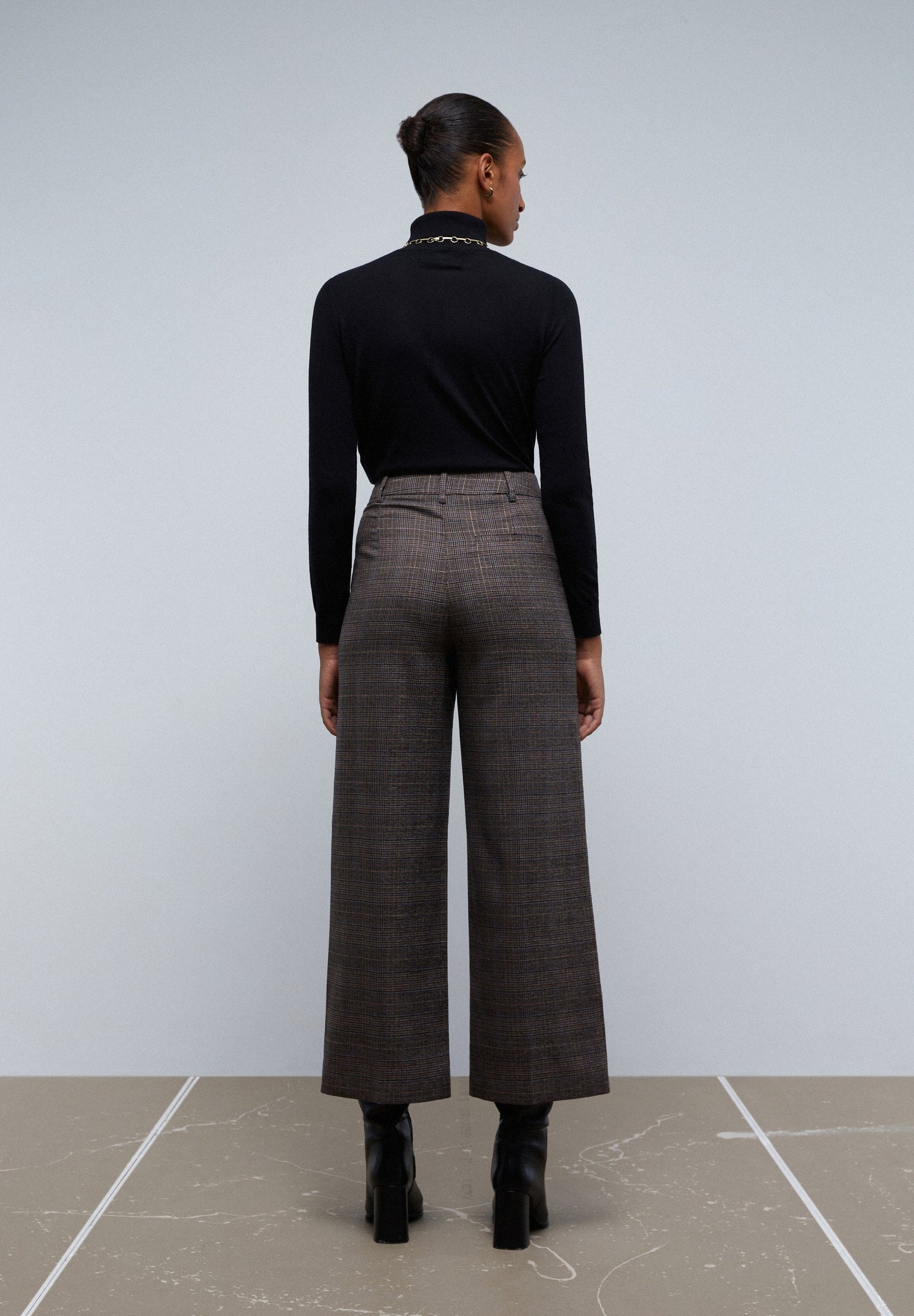 PANTALÓN CUADROS PERNERA CRUZADA