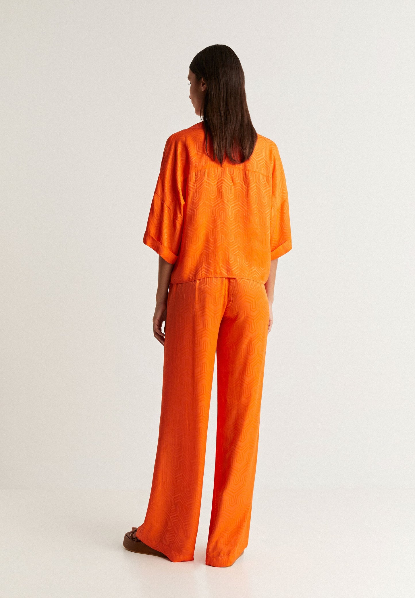PANTALÓN FLUIDO DETALLES GEOMÉTRICOS