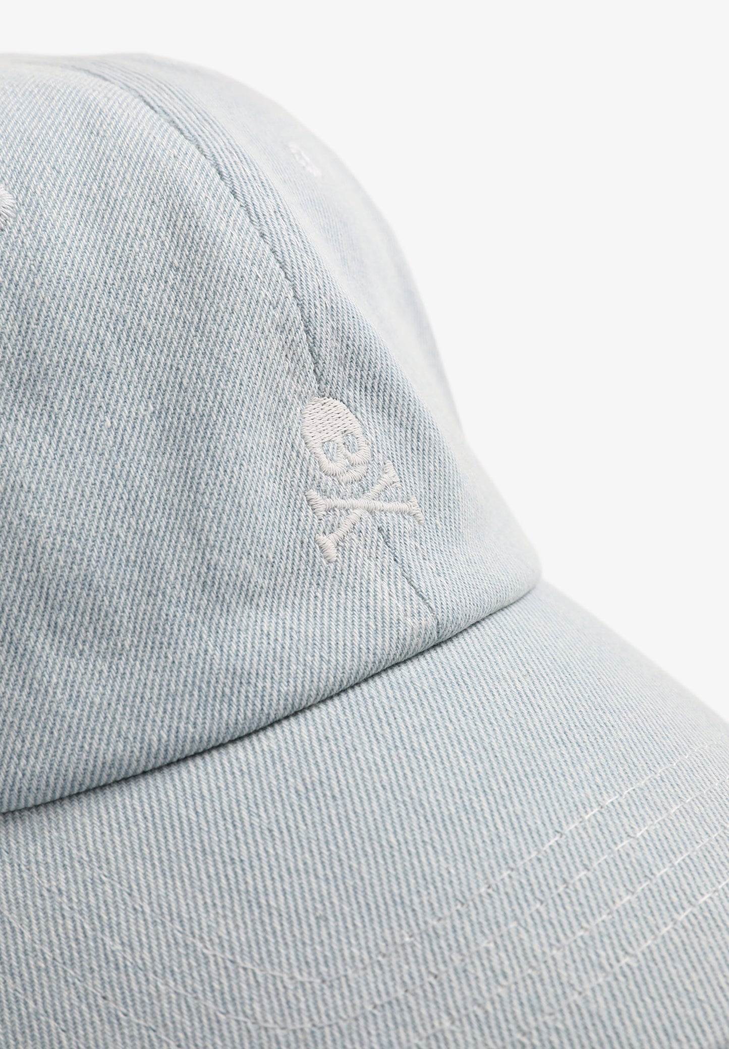 GORRA CALAVERA BORDADA TONO