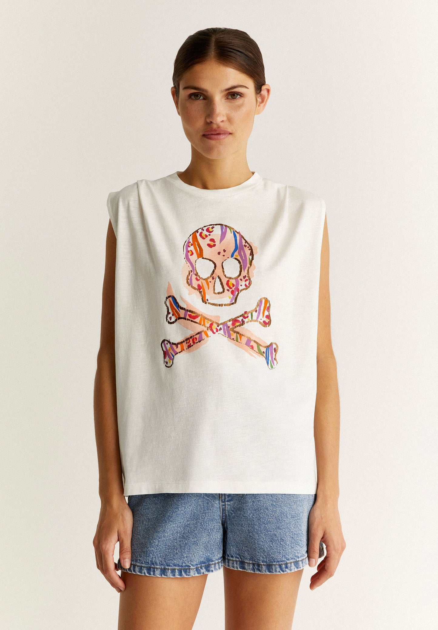 CAMISETA CALAVERA FRONTAL DETALLE HOMBRO