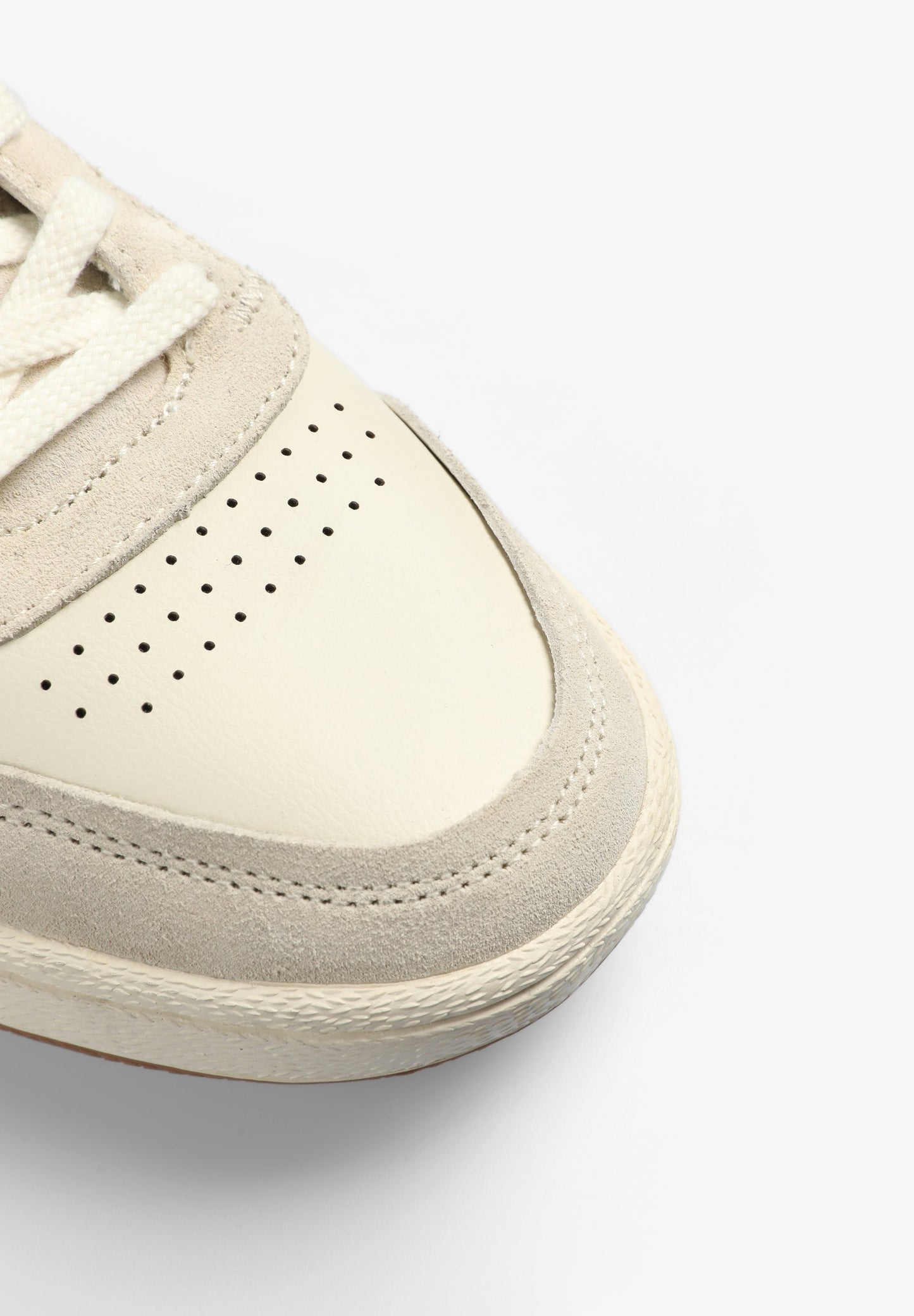 SNEAKERS NAPA DETALLE RELIEVE