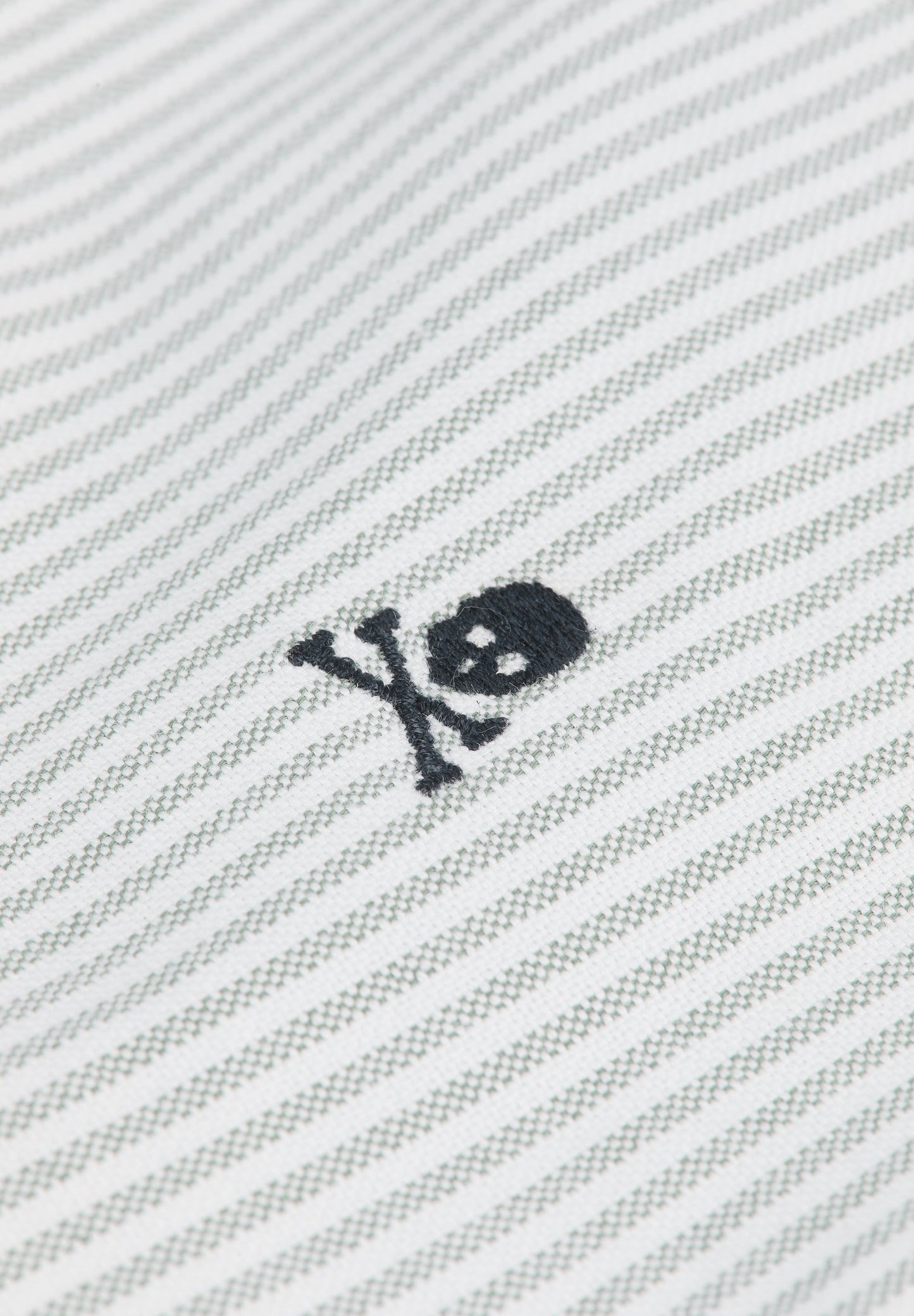 CAMISA CALAVERA CUELLO BOTONES