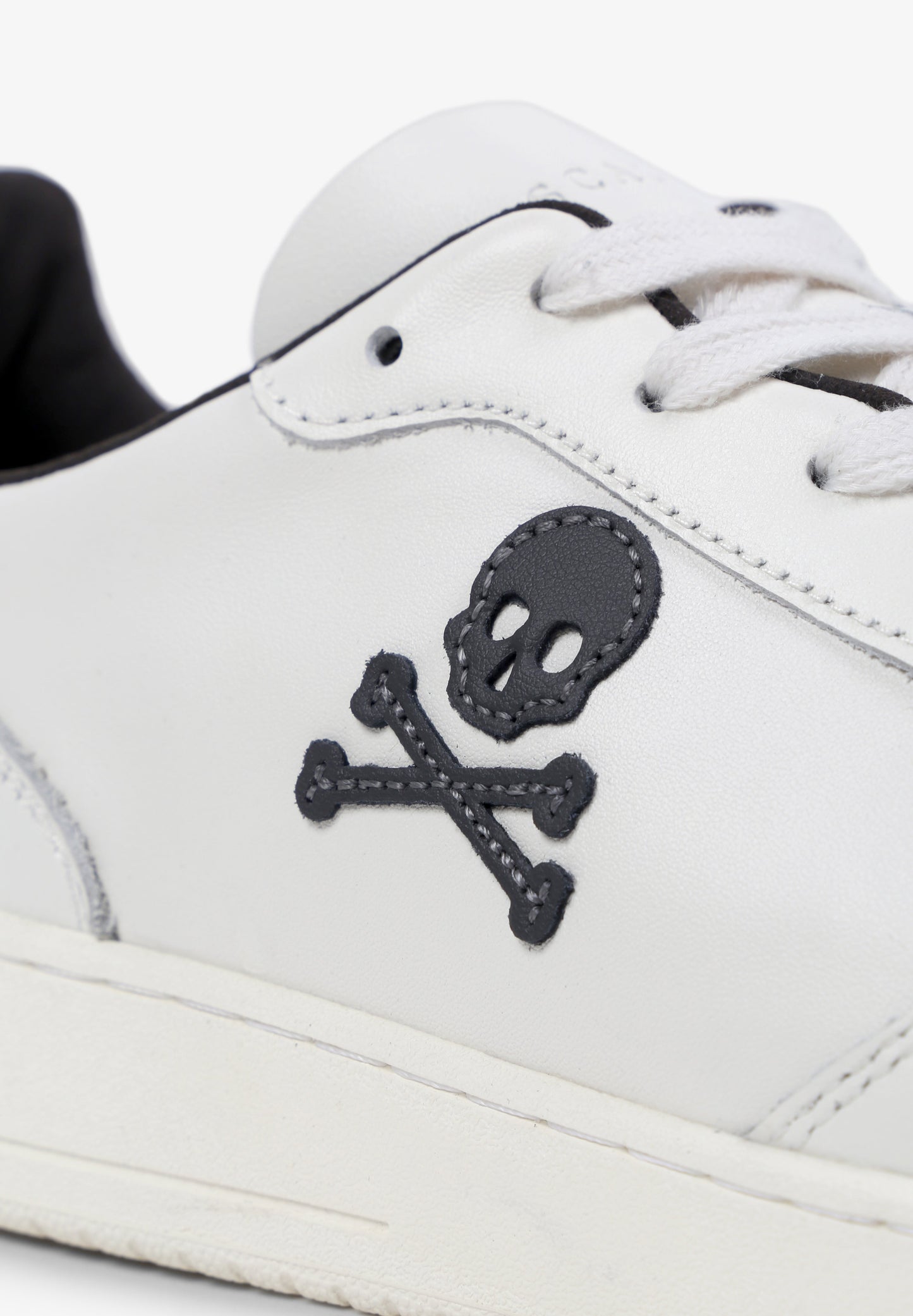 SNEAKERS PIEL DETALLES CONTRASTES