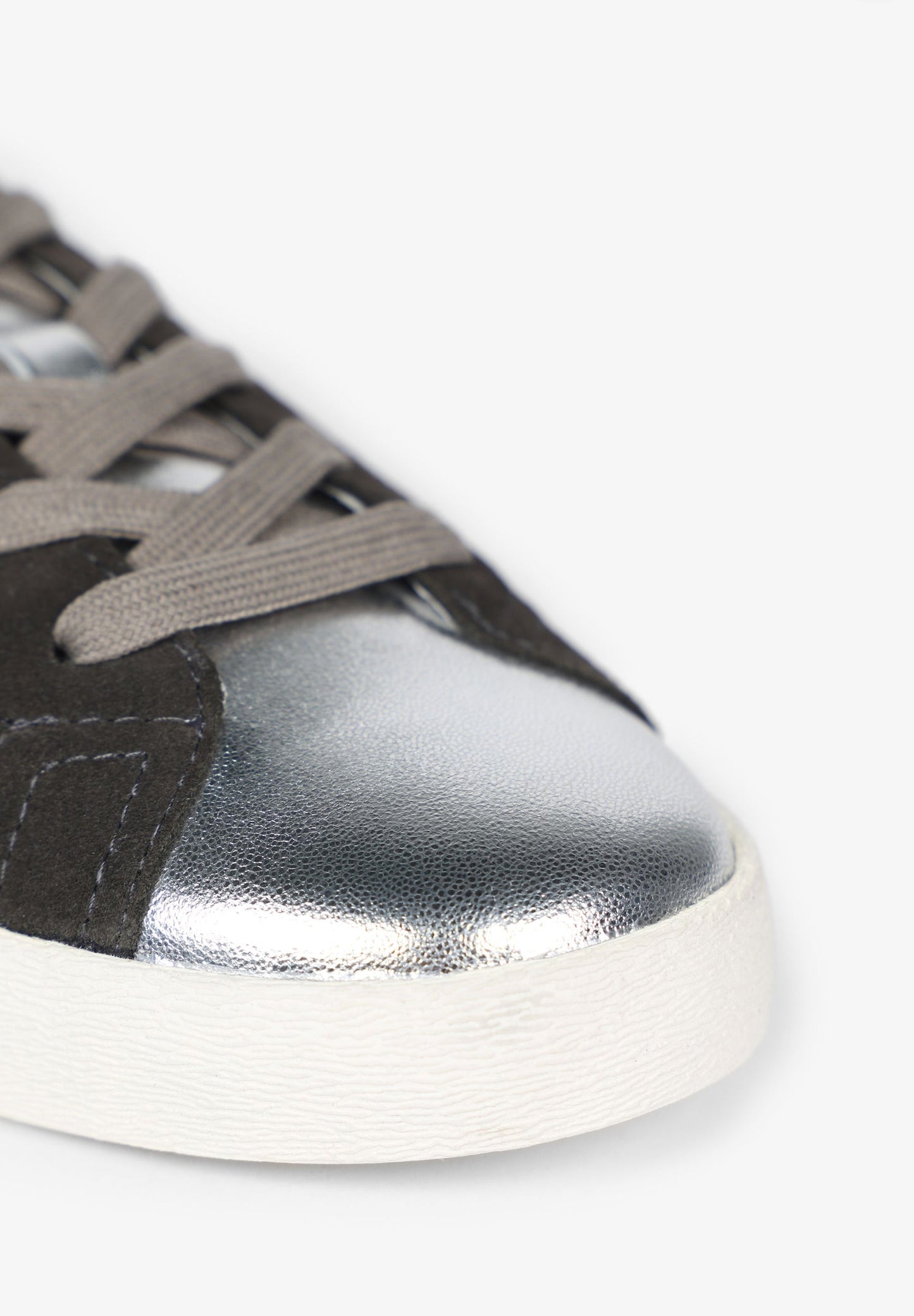 ZAPATILLAS DETALLE PLATEADO