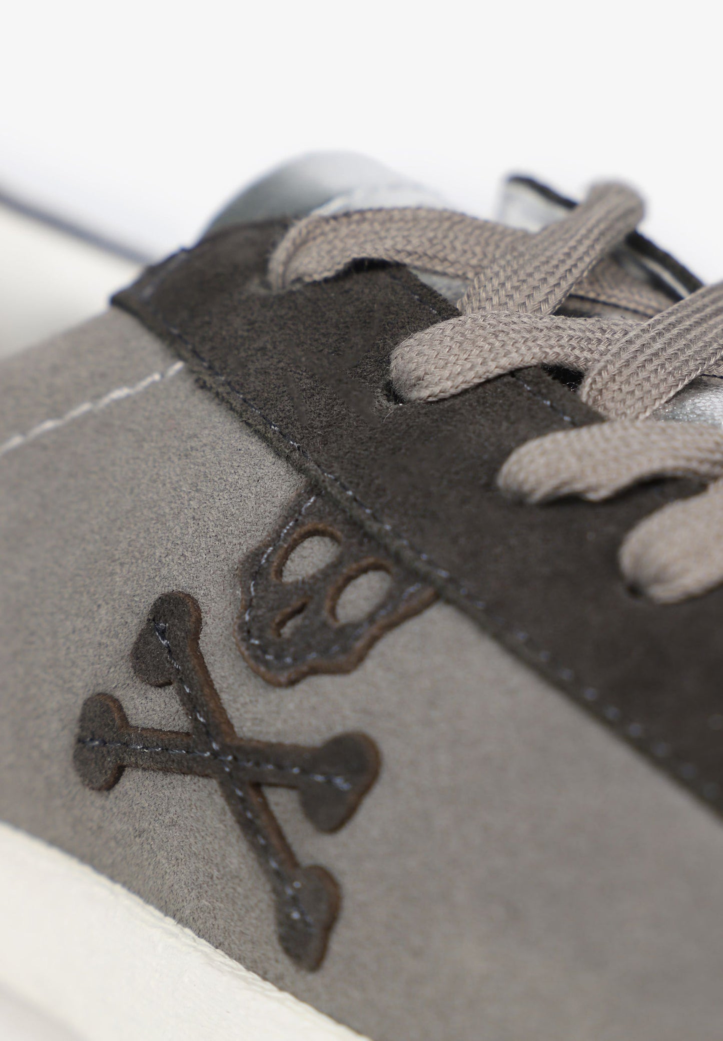 ZAPATILLAS DETALLE PLATEADO