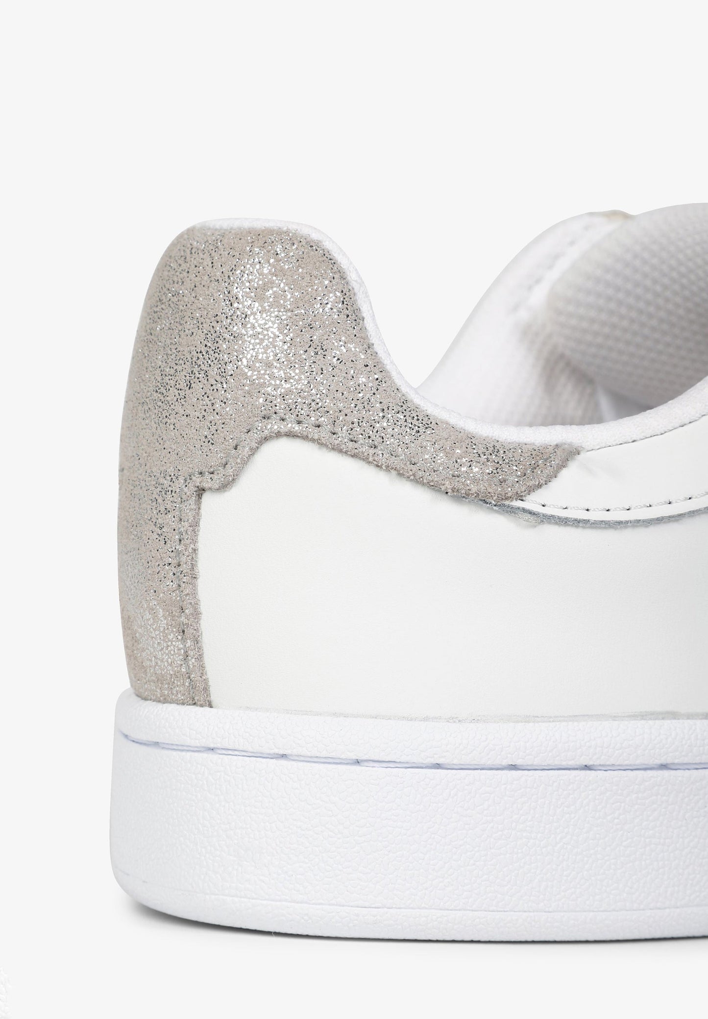 SNEAKERS DETALLE METALIZADO