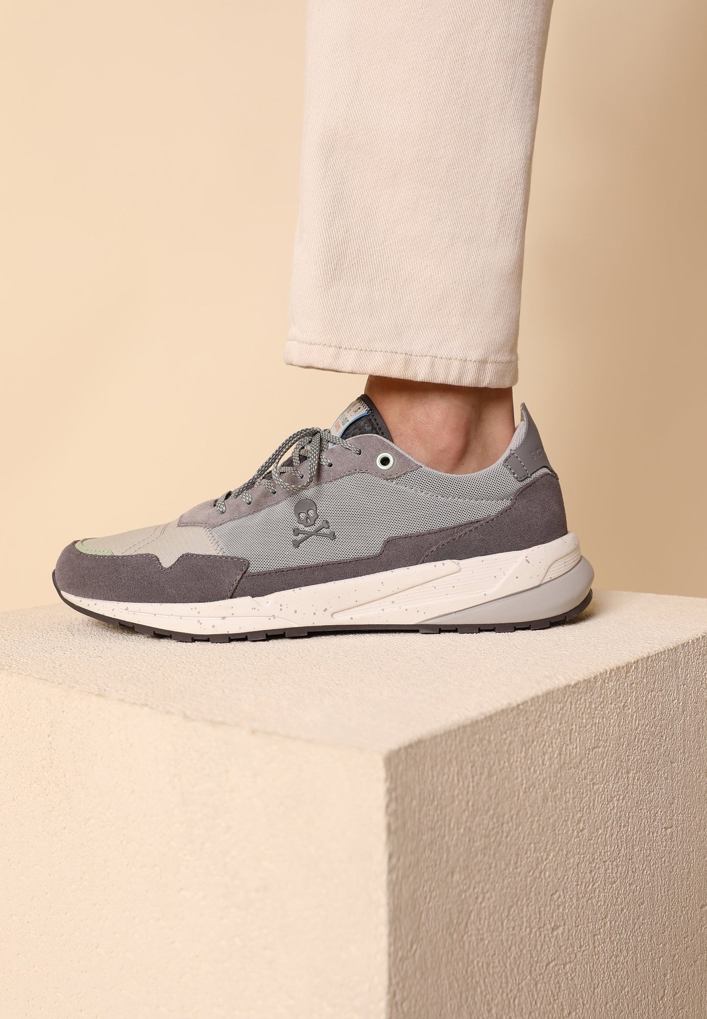 SNEAKERS DETALLE FLÚOR