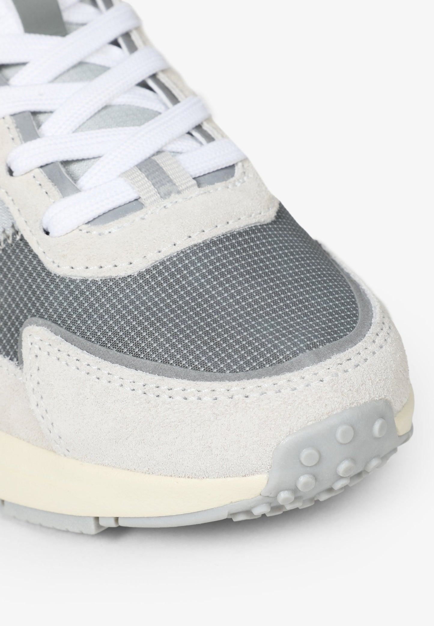 SNEAKERS DETALLES TERMOSELLADOS