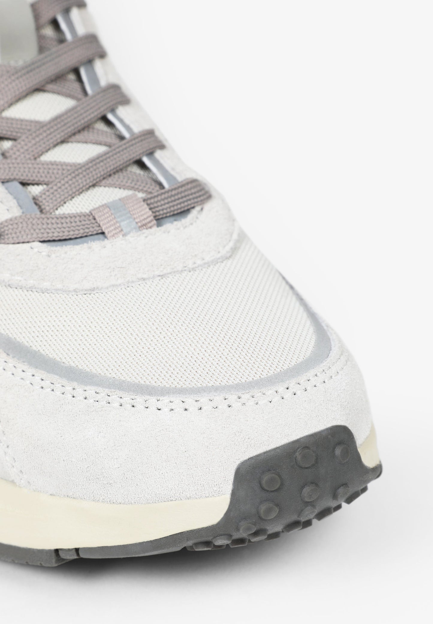SNEAKERS DETALLES TERMOSELLADOS