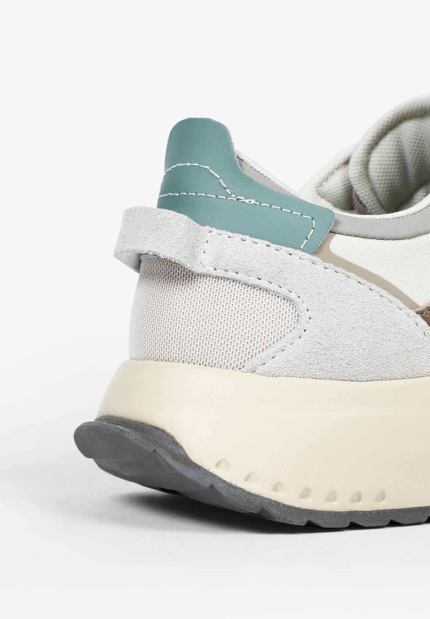 SNEAKERS DETALLES TERMOSELLADOS