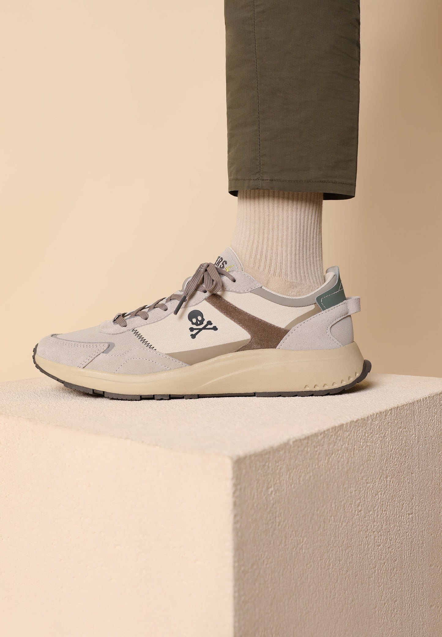 SNEAKERS DETALLES TERMOSELLADOS