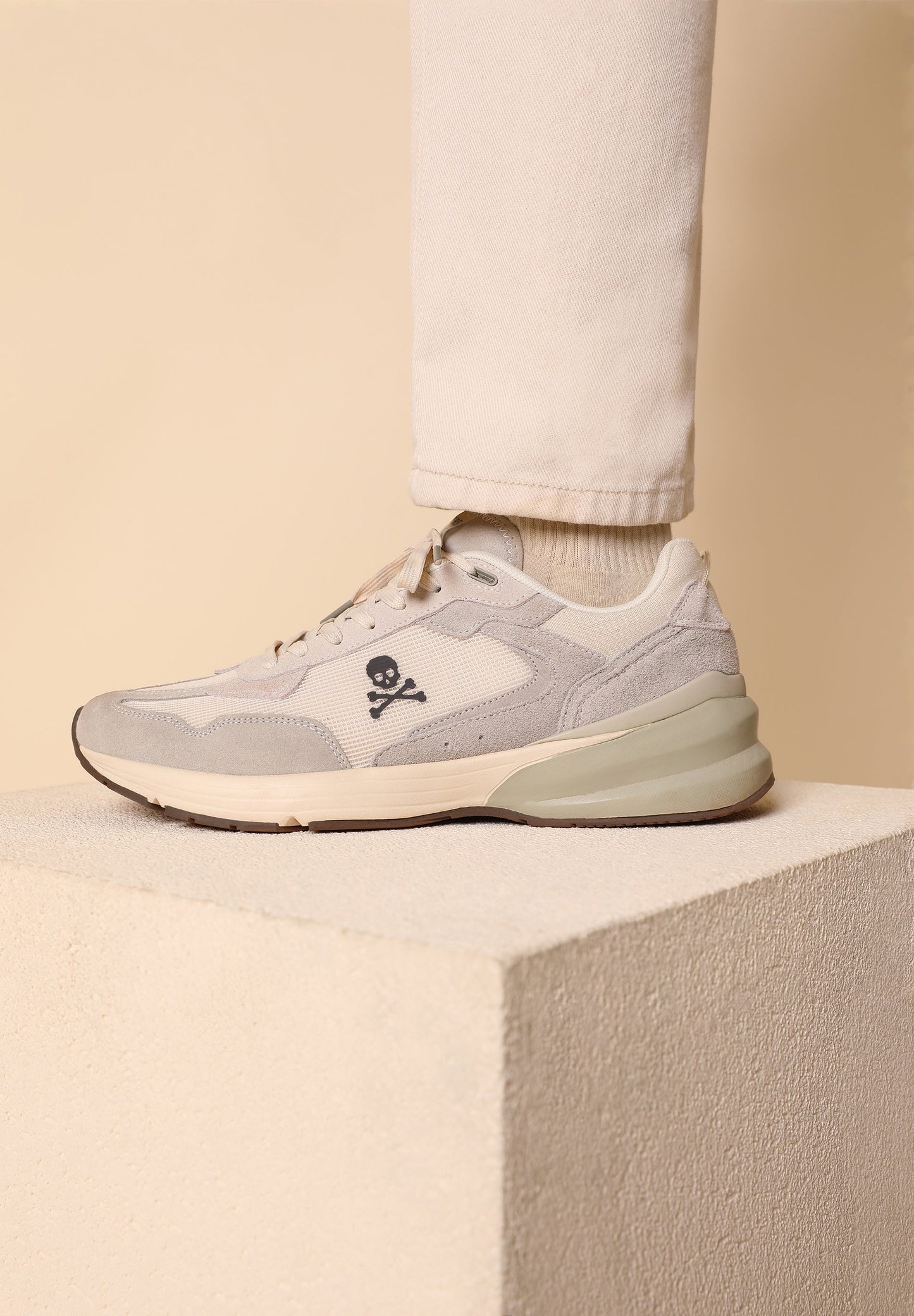 SNEAKERS TALÓN ENGOMADO