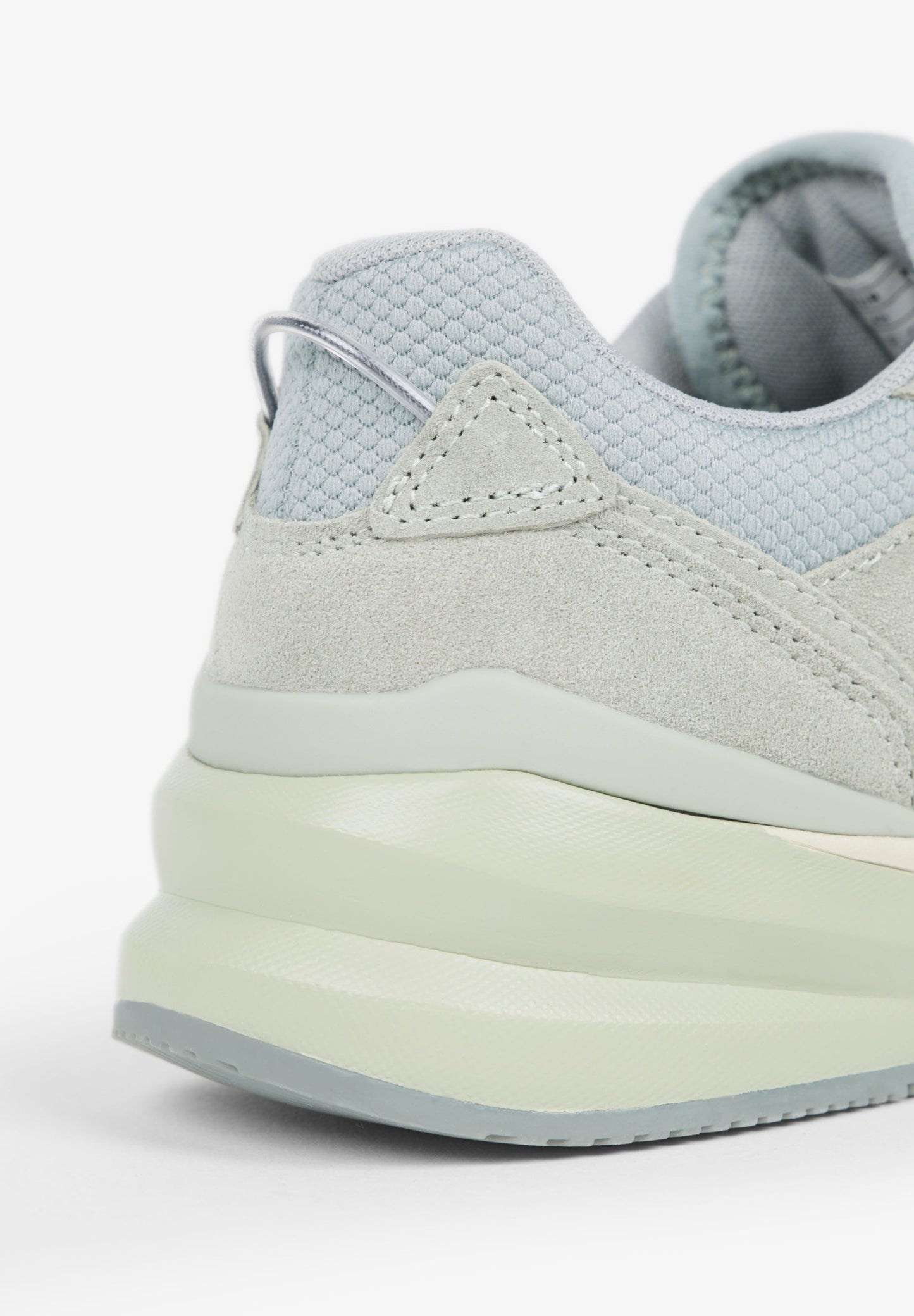 SNEAKERS TALÓN ENGOMADO