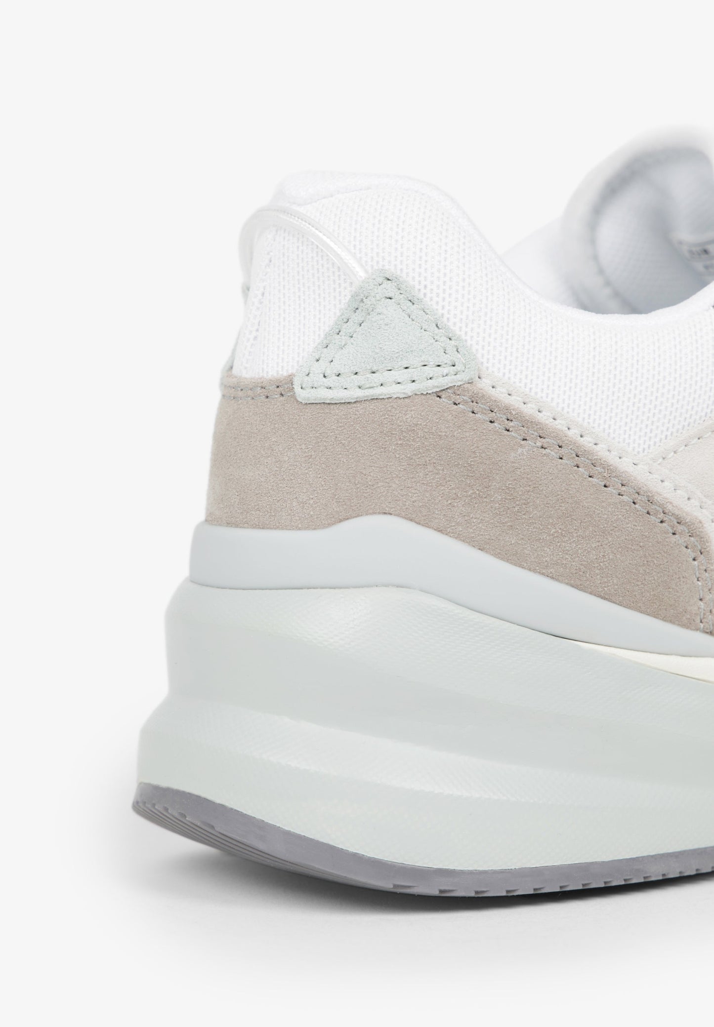 SNEAKERS TALÓN ENGOMADO