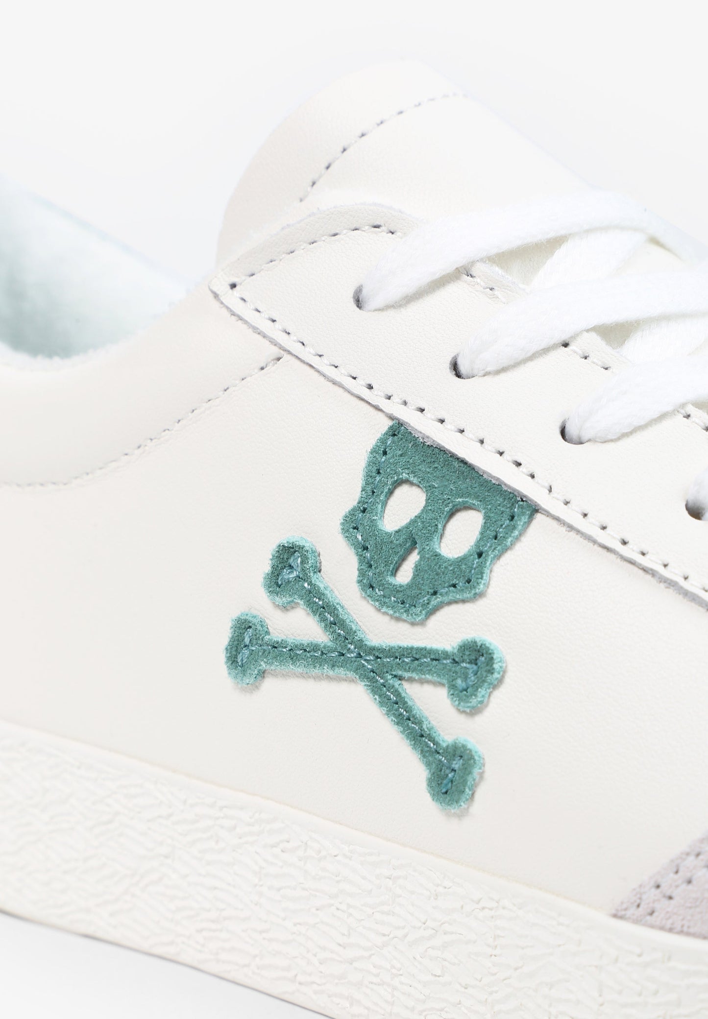 SNEAKERS BAJAS CALAVERA CONTRASTE