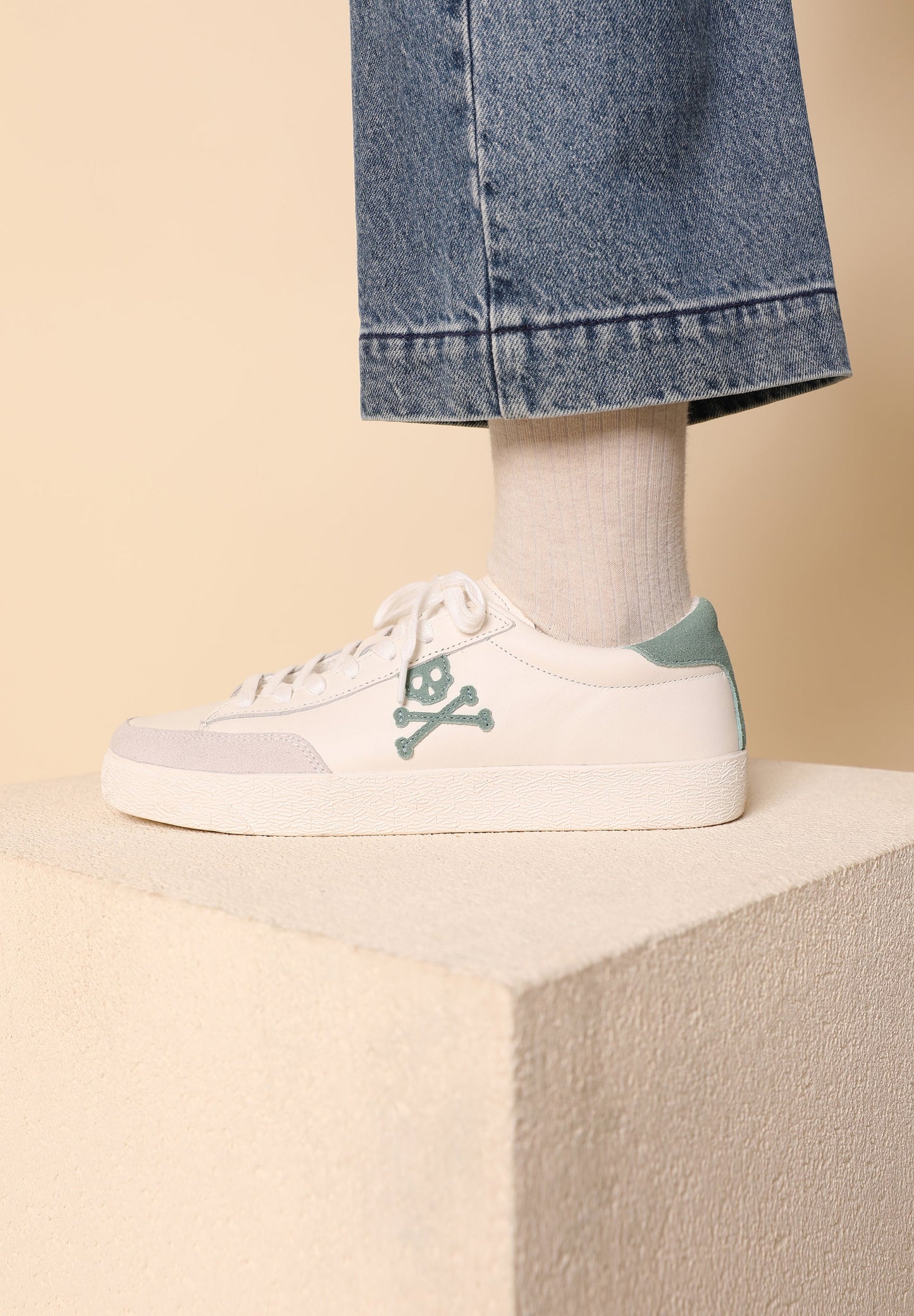 SNEAKERS BAJAS CALAVERA CONTRASTE