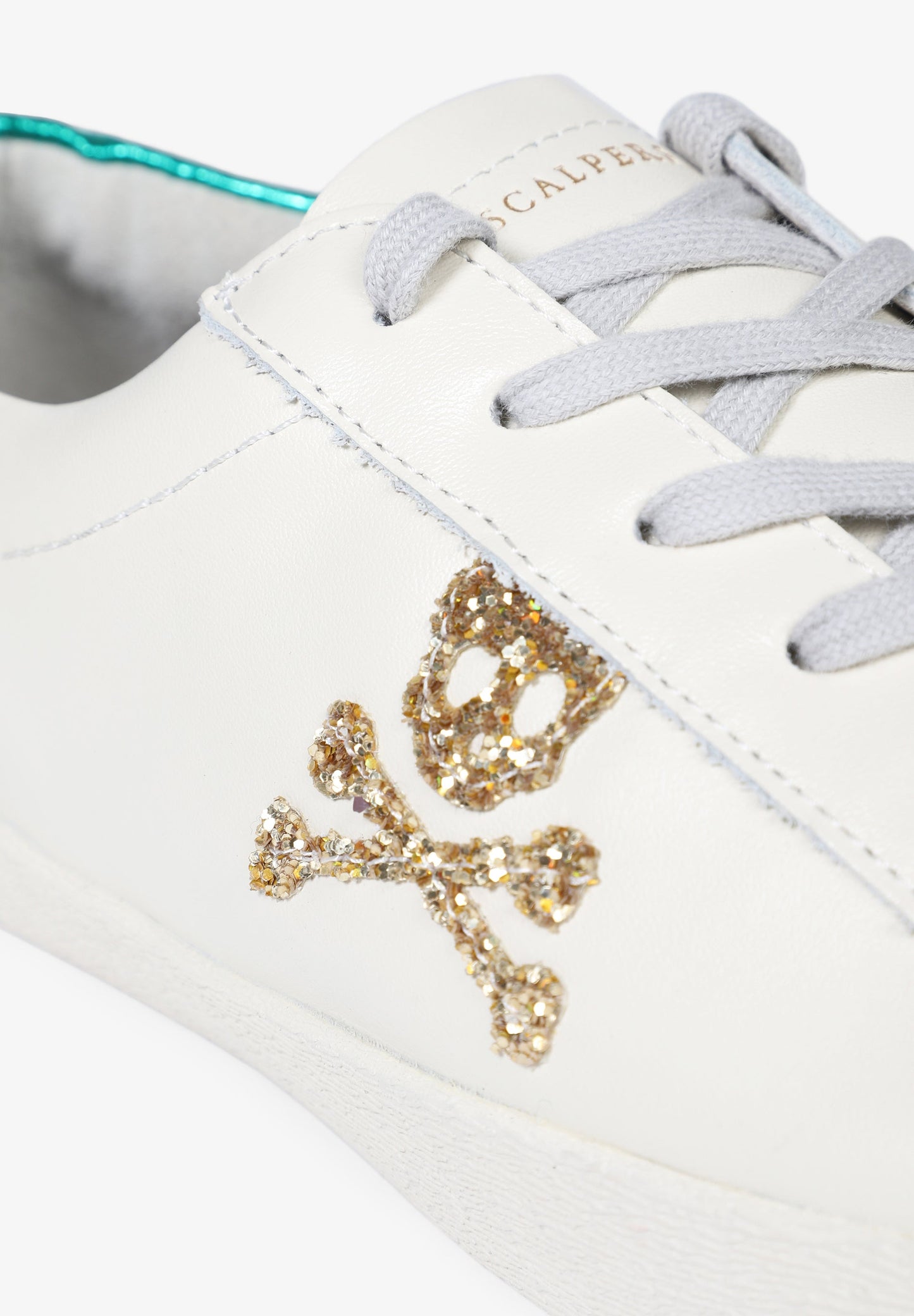 SNEAKERS DETALLE METALIZADO