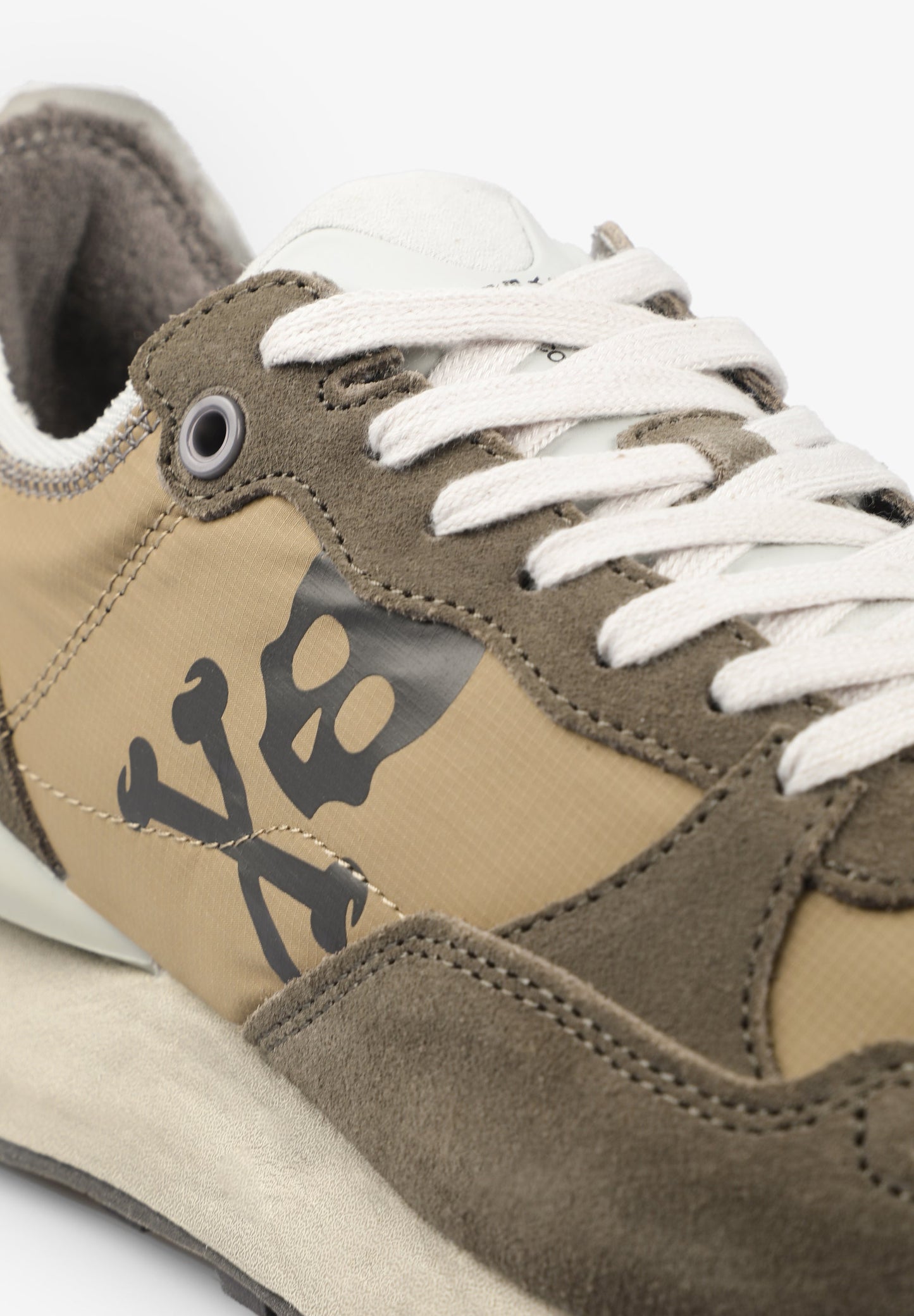 SNEAKERS CALAVERA ESTABILIZADOR PRONUNCIADO