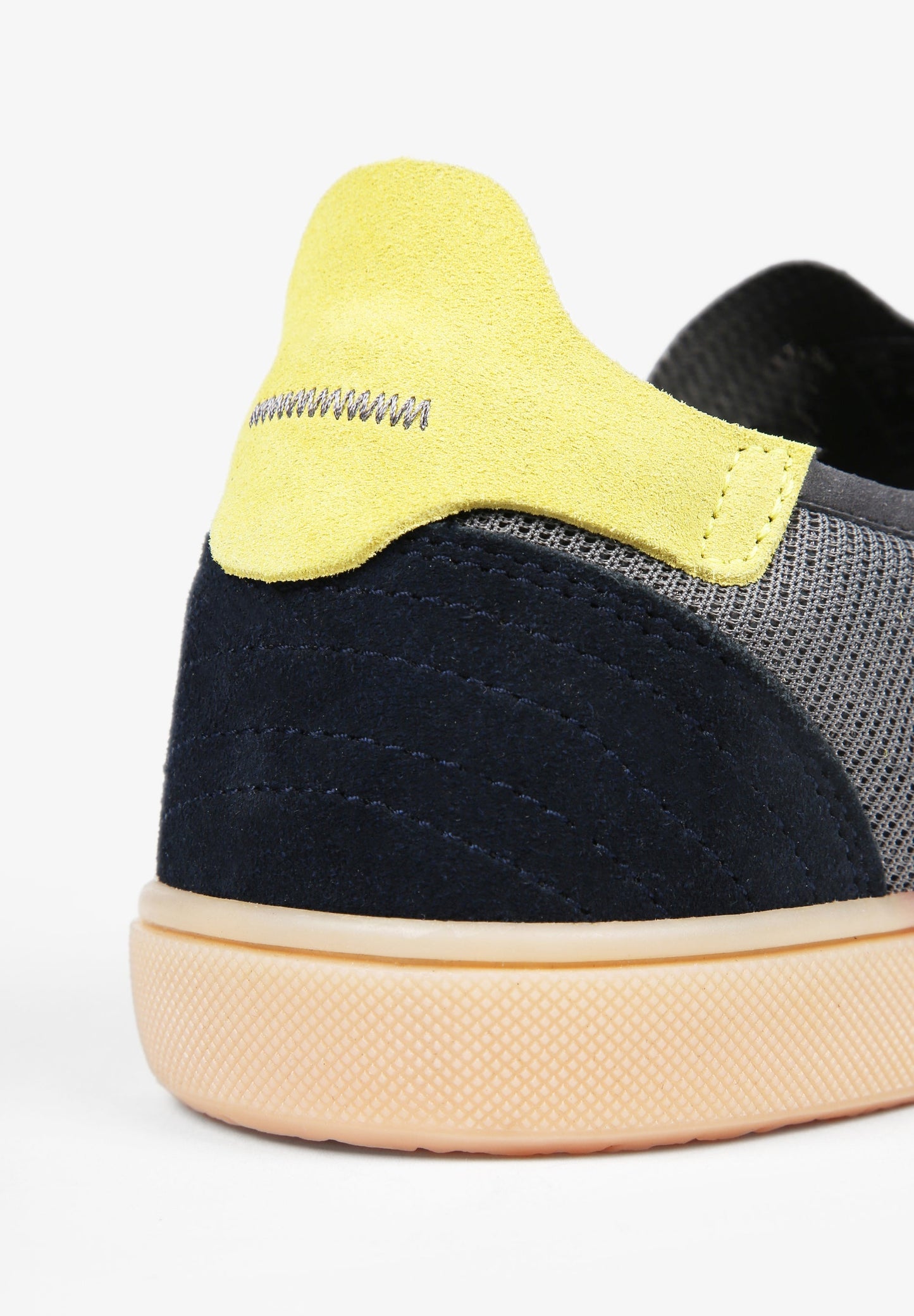 SNEAKERS BAJAS DETALLE CONTRASTE