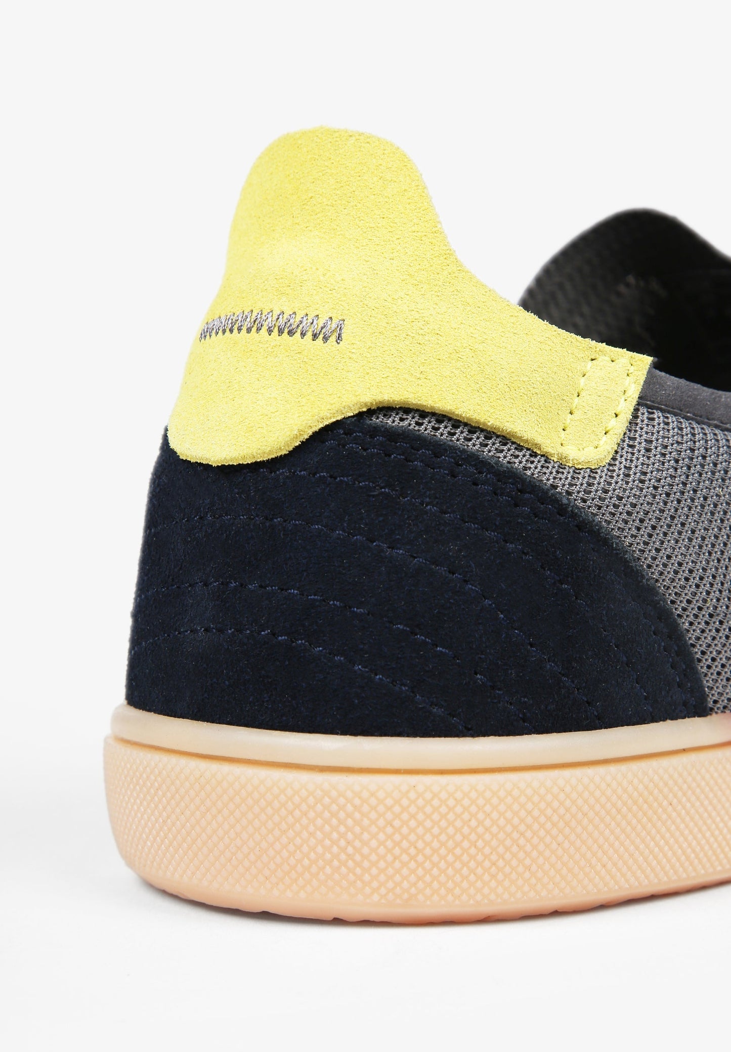 SNEAKERS BAJAS DETALLE CONTRASTE