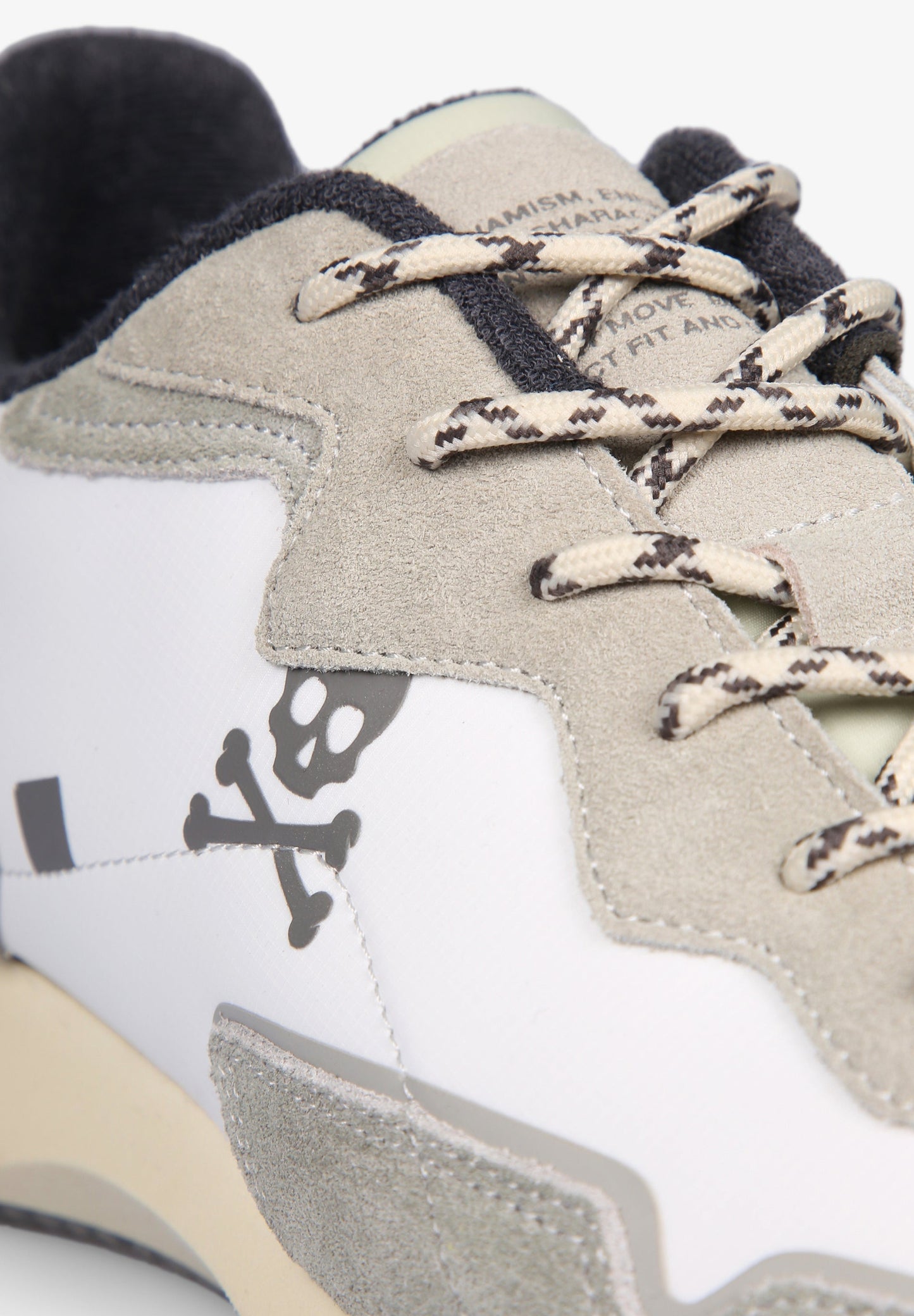 SNEAKERS DETALLE SUELA LATERAL