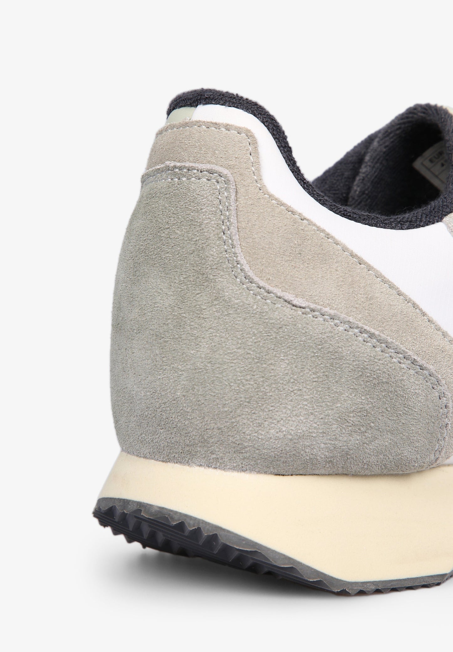 SNEAKERS DETALLE SUELA LATERAL
