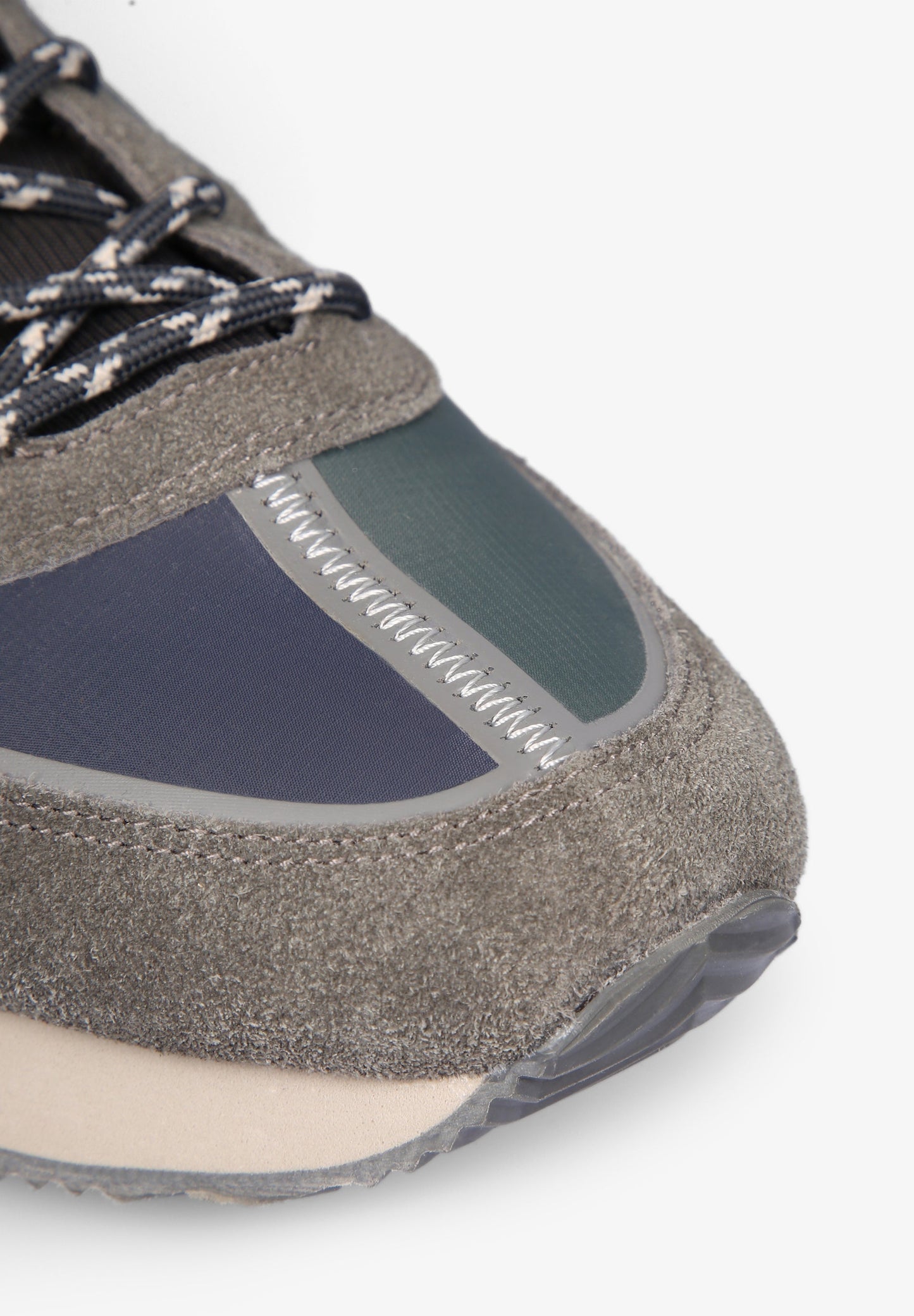 SNEAKERS DETALLE SUELA LATERAL