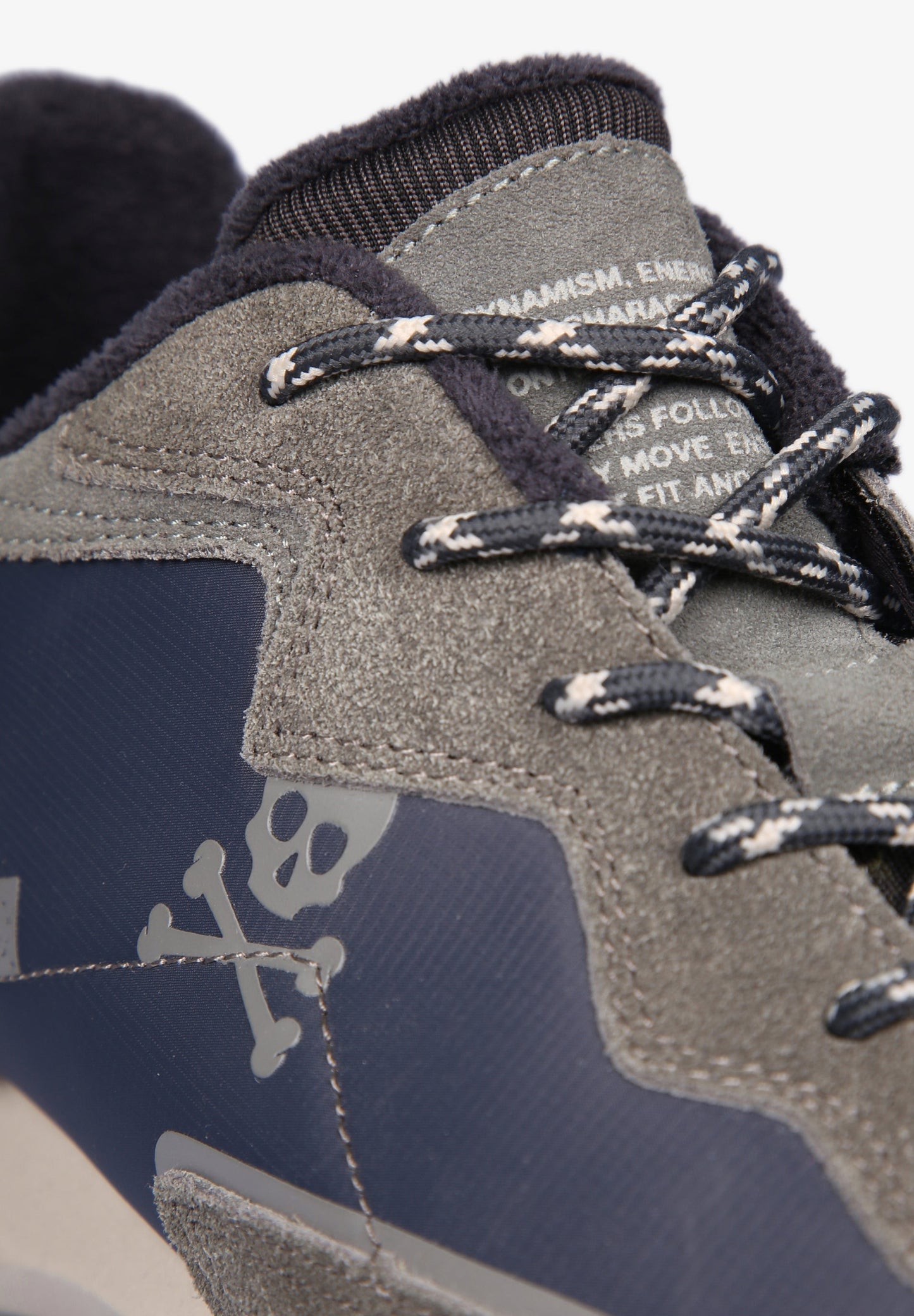 SNEAKERS DETALLE SUELA LATERAL