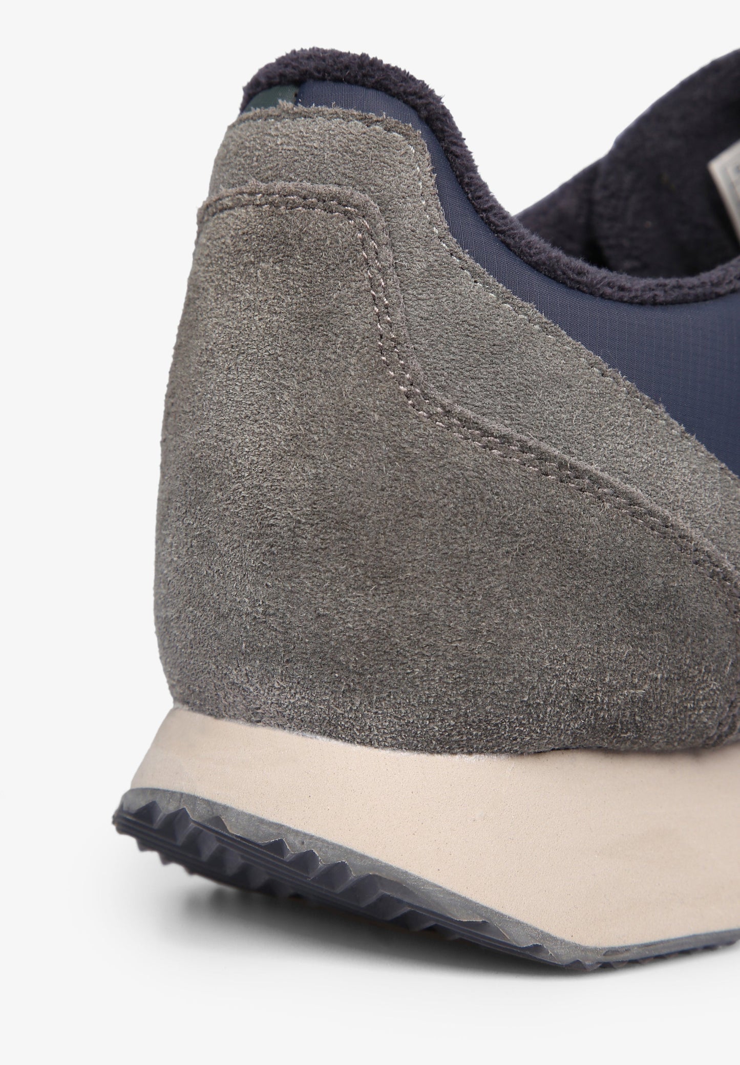 SNEAKERS DETALLE SUELA LATERAL