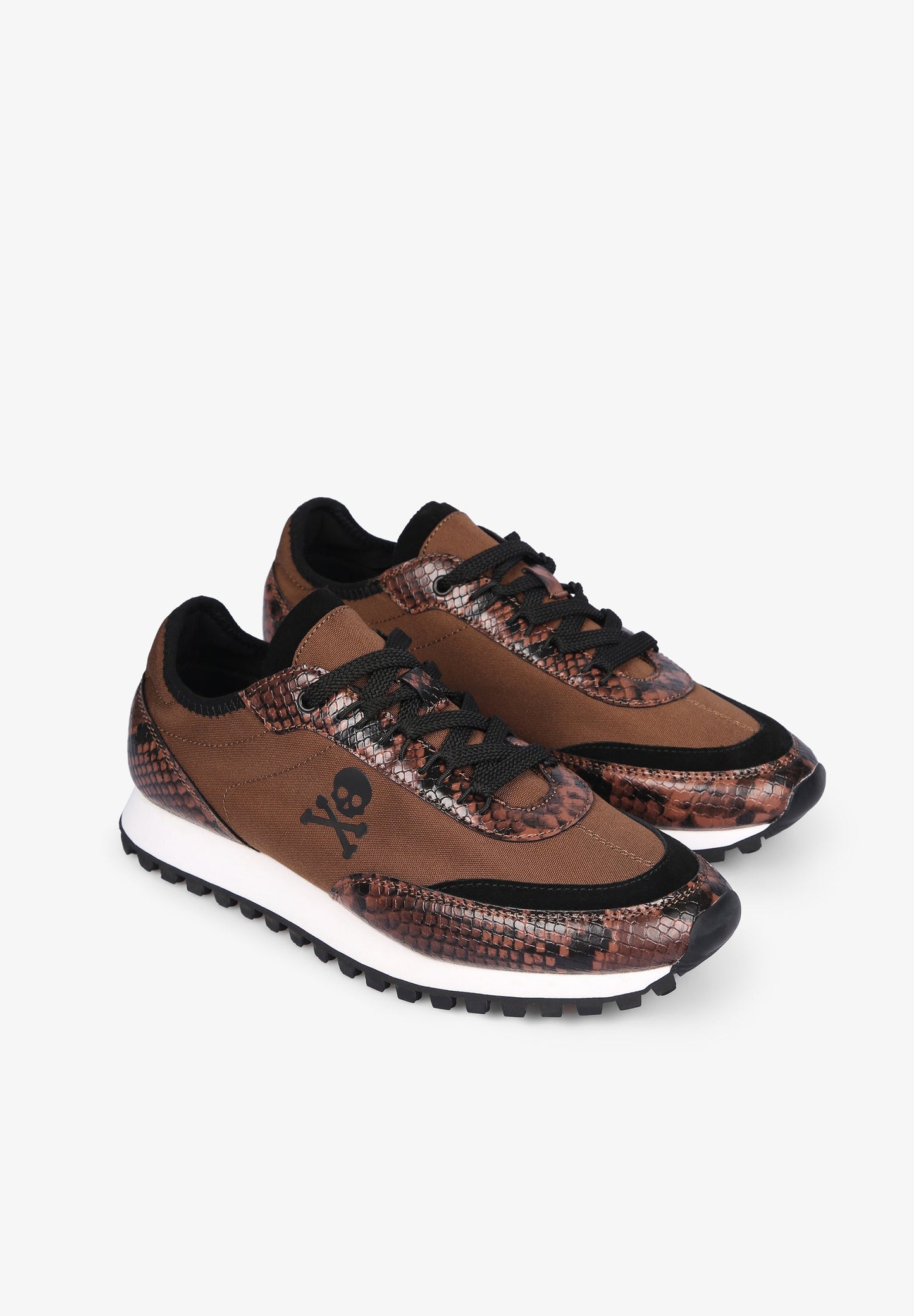 SNEAKERS DETALLES PIEL GRABADA