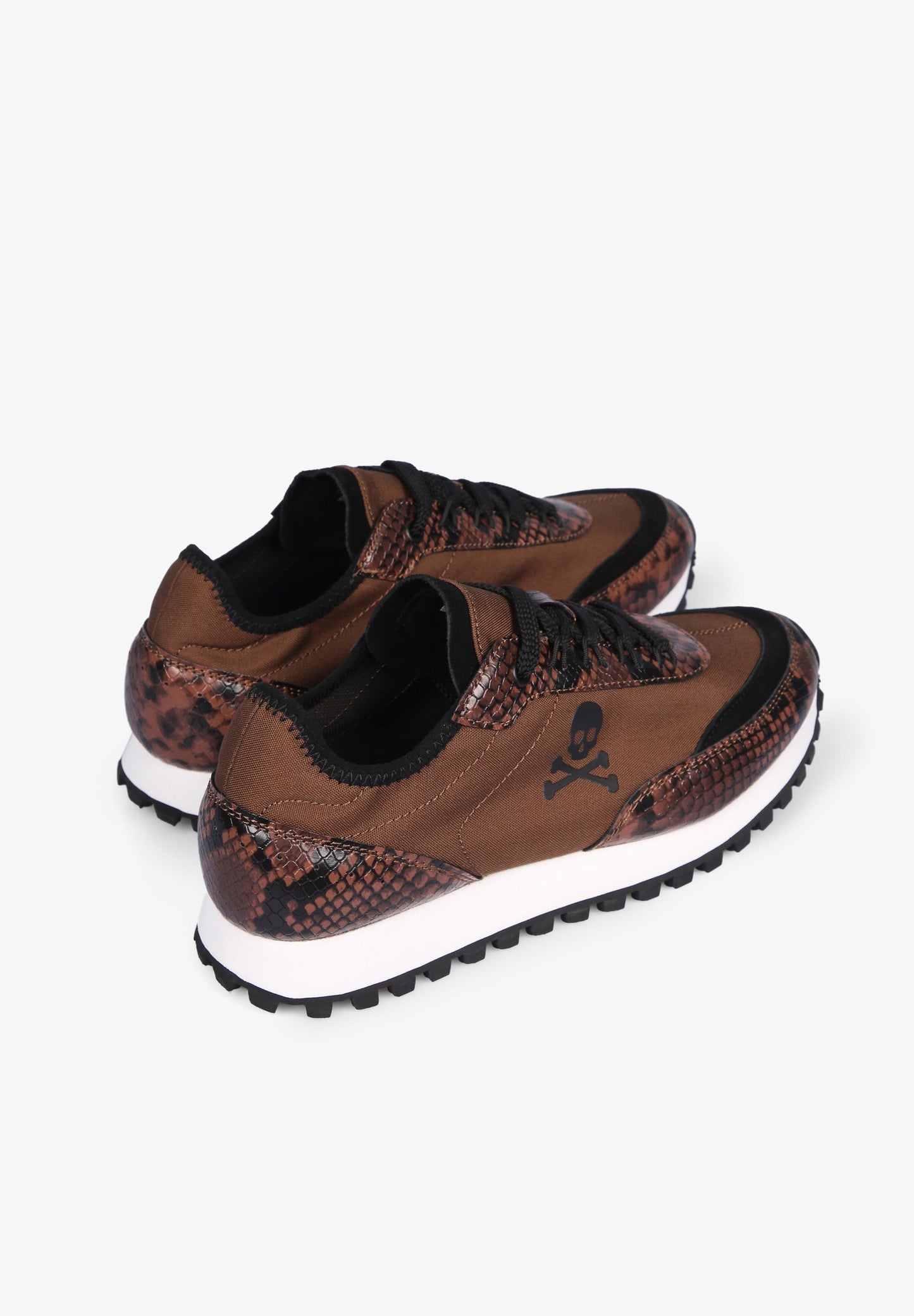 SNEAKERS DETALLES PIEL GRABADA