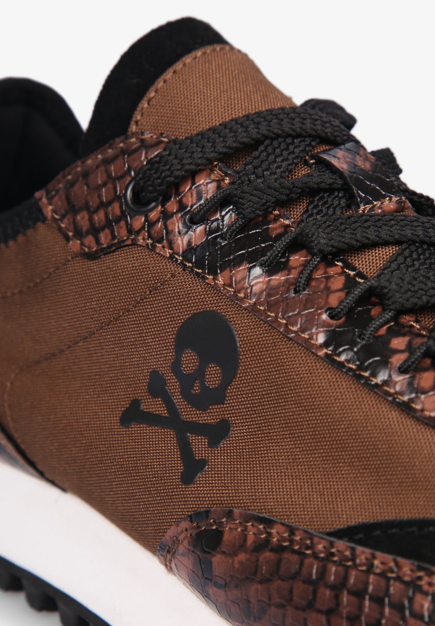 SNEAKERS DETALLES PIEL GRABADA