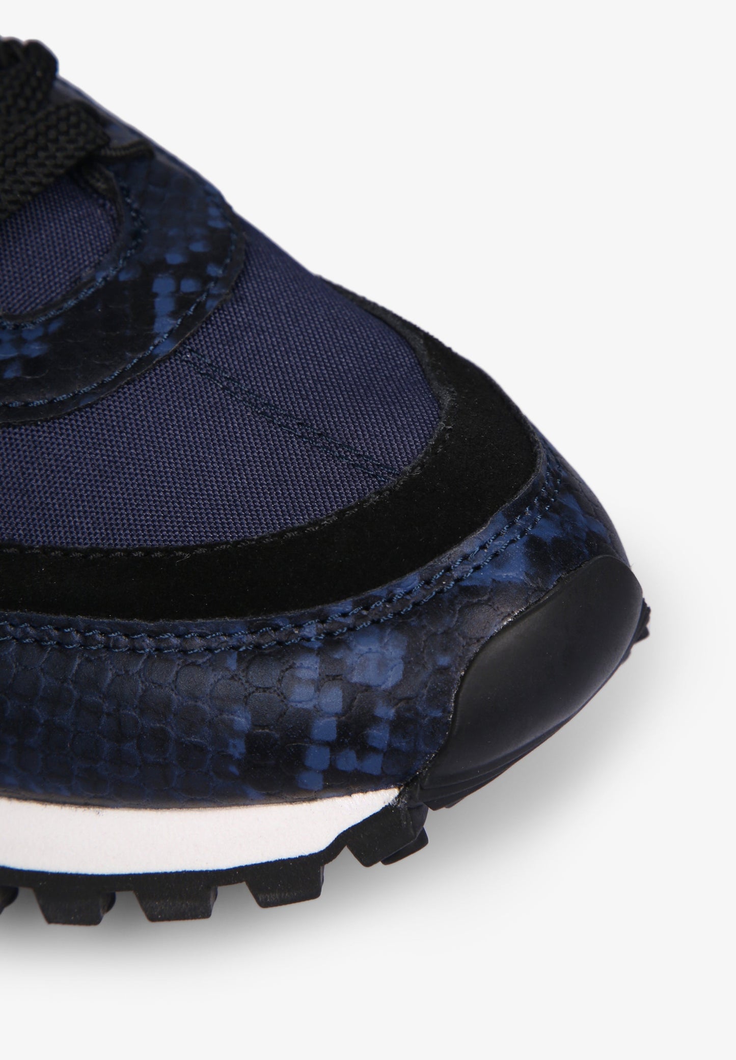 SNEAKERS DETALLE PIEL GRABADA