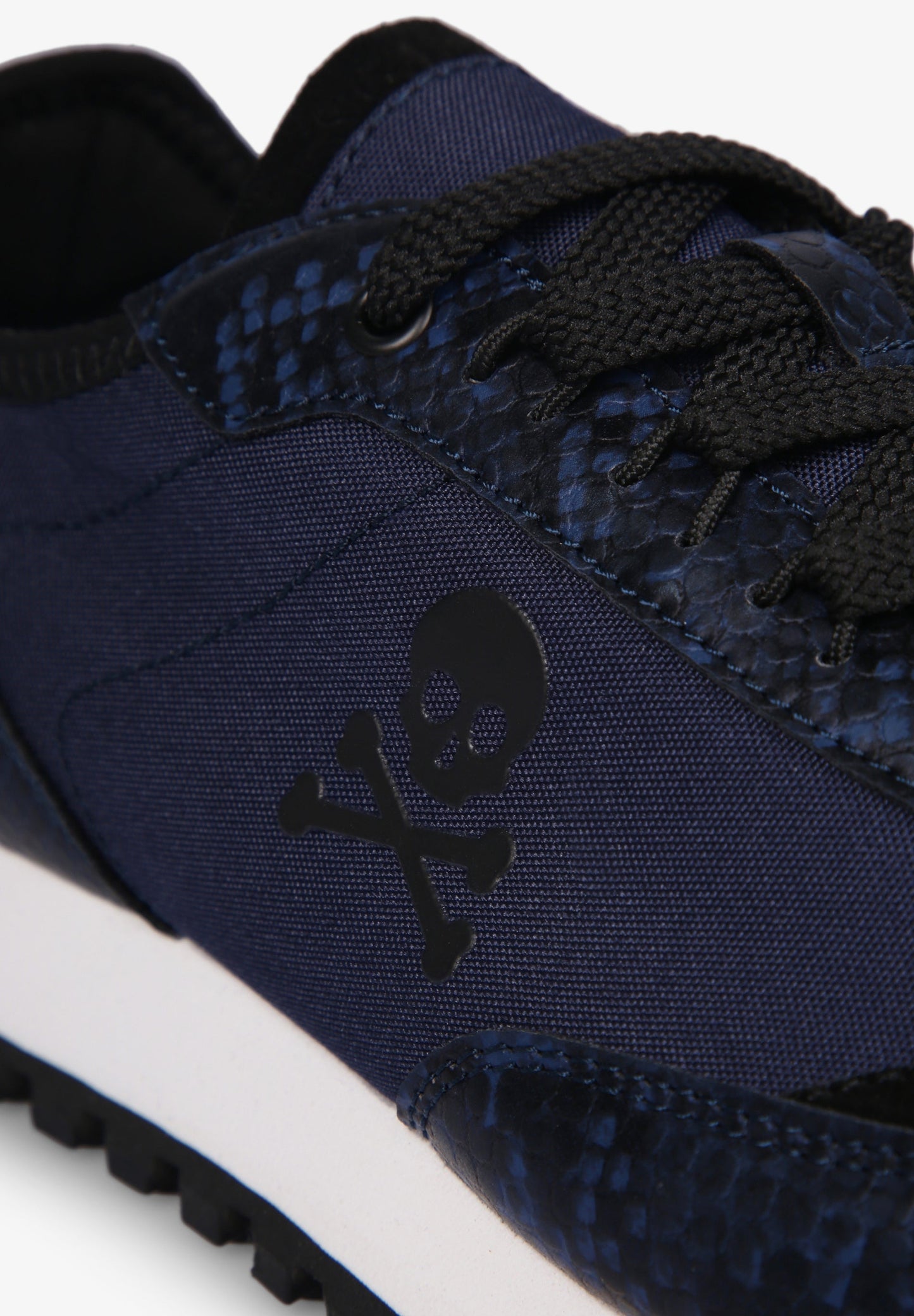 SNEAKERS DETALLE PIEL GRABADA