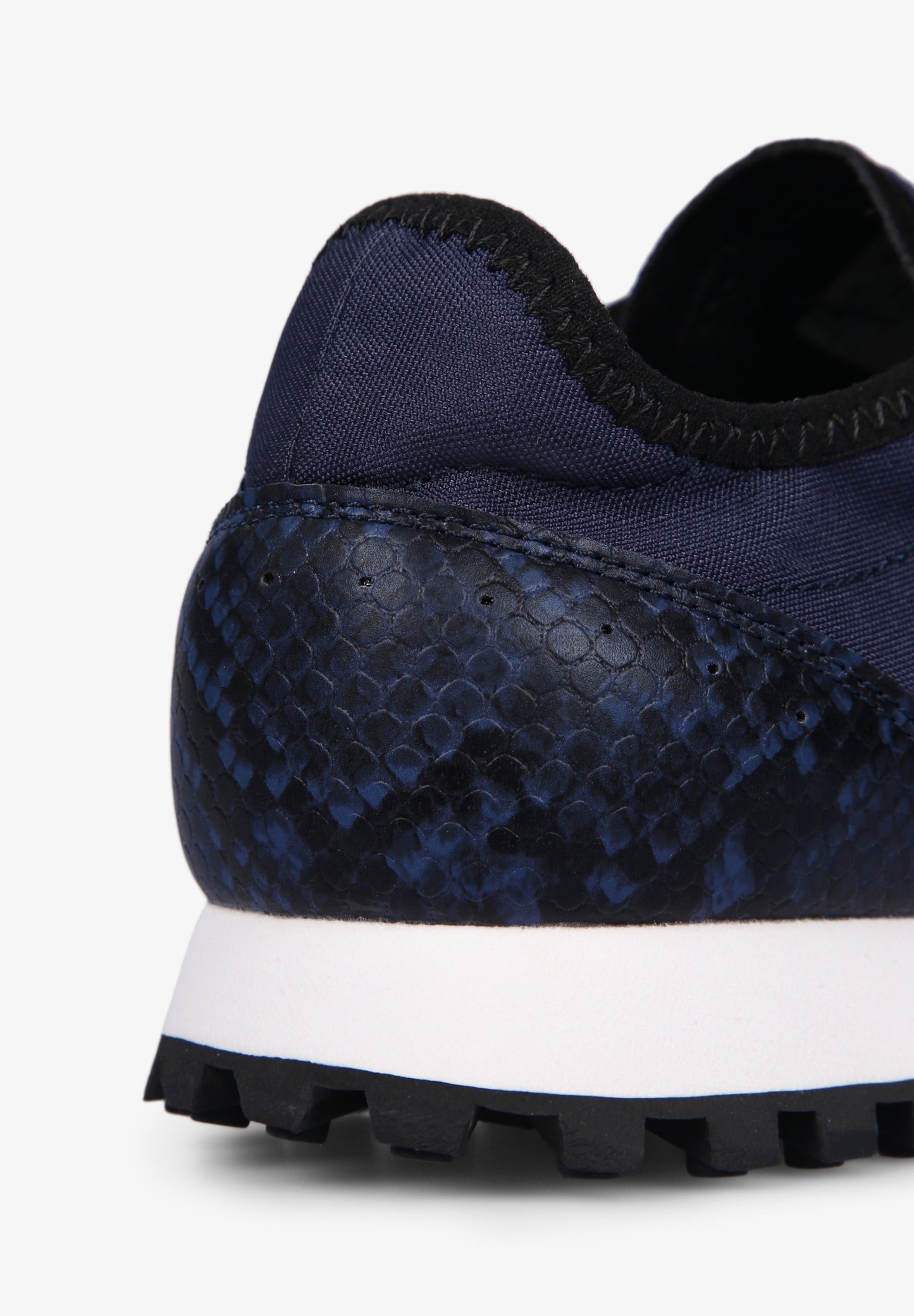 SNEAKERS DETALLE PIEL GRABADA