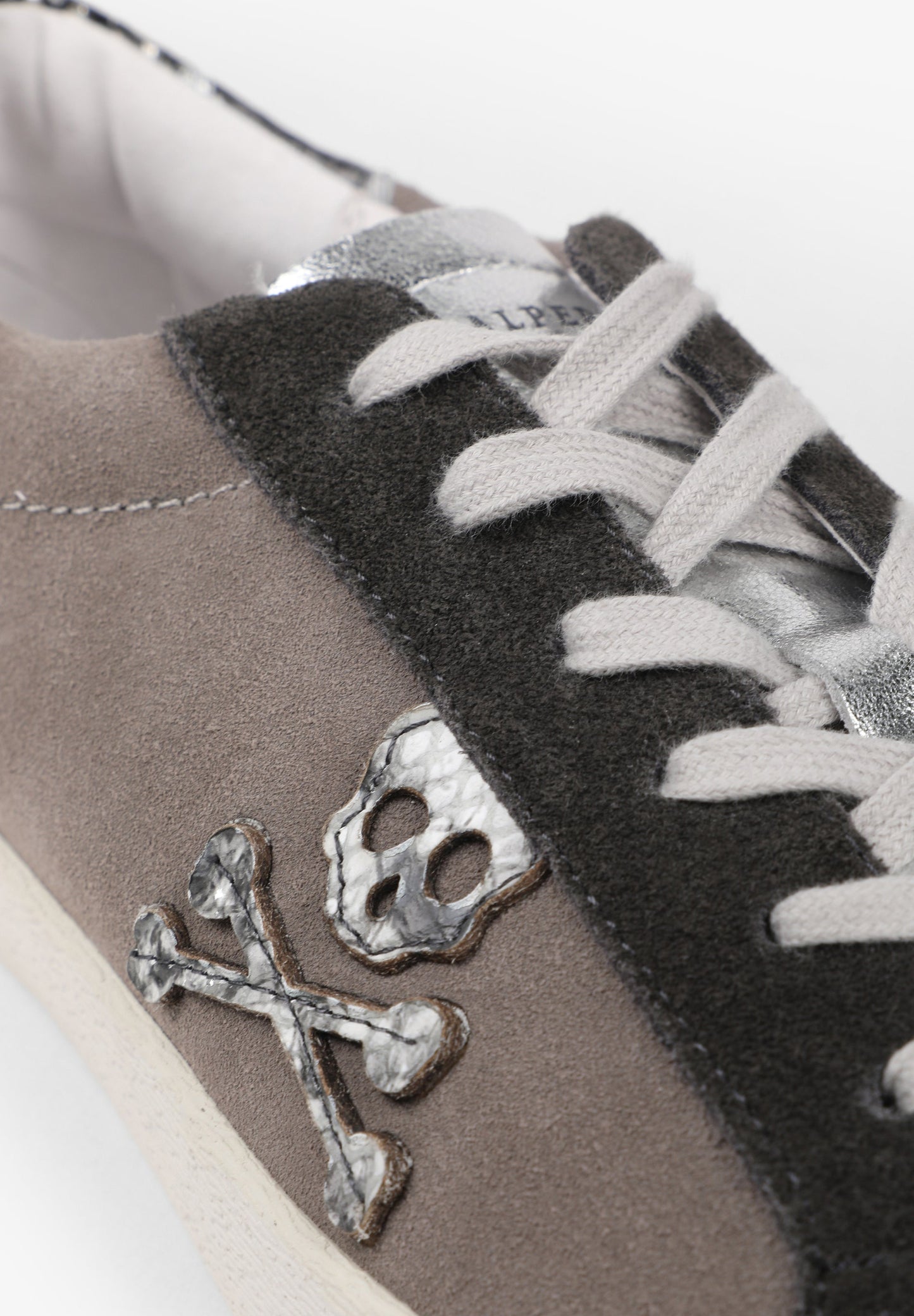 SNEAKERS BAJAS DETALLES ANIMAL PRINT