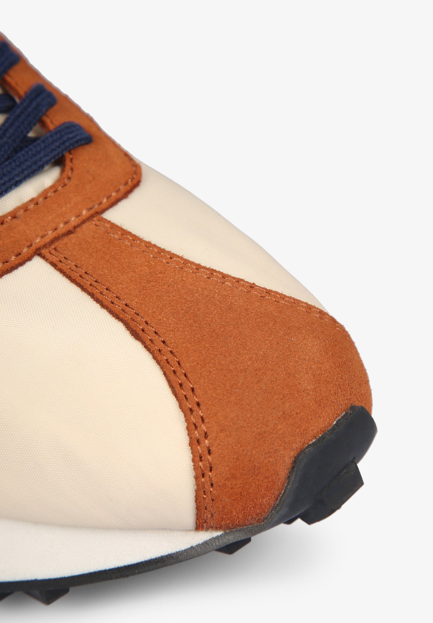 SNEAKERS ESTABILIZADOR PRONUNCIADO