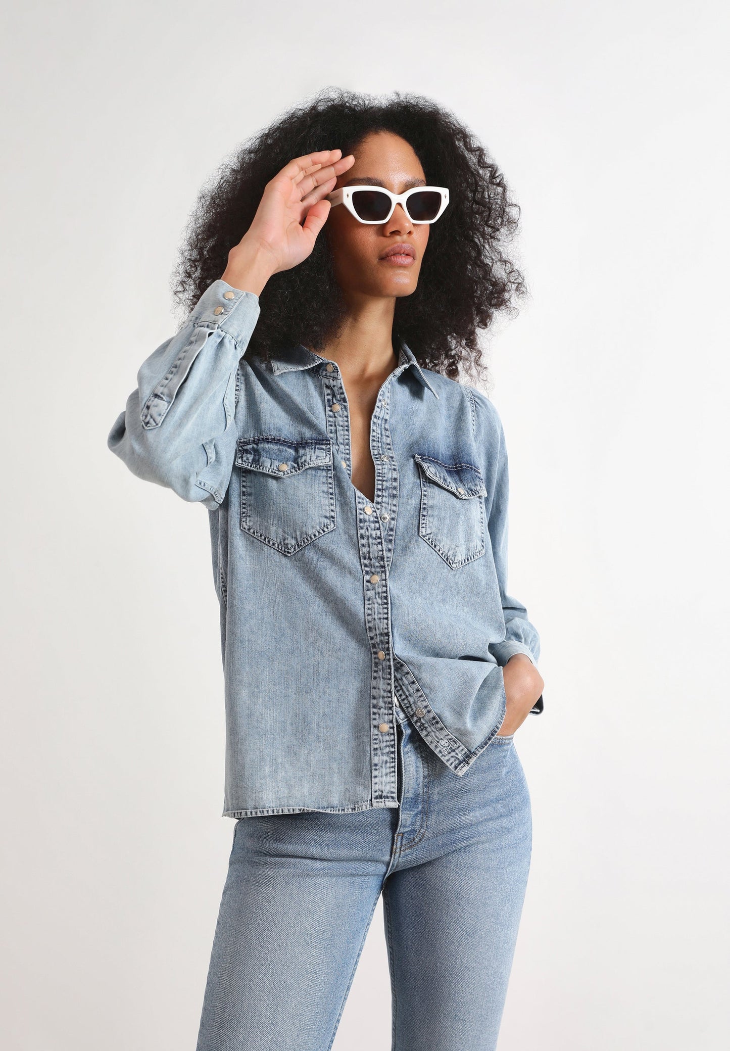 CAMISA DENIM LAVADA BOLSILLOS
