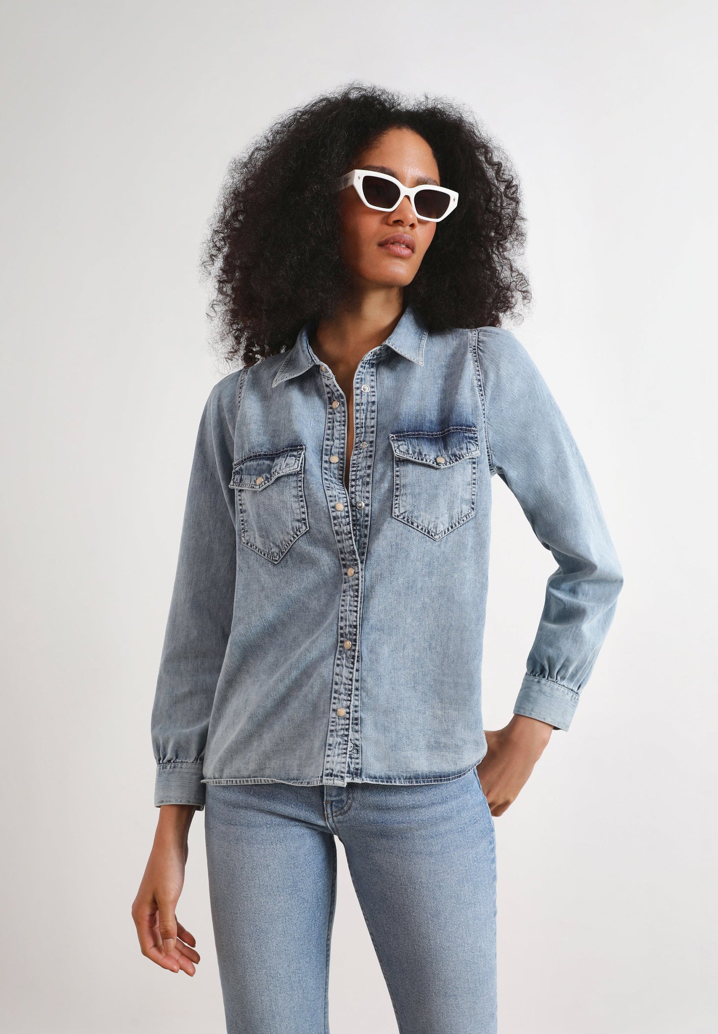 CAMISA DENIM LAVADA BOLSILLOS