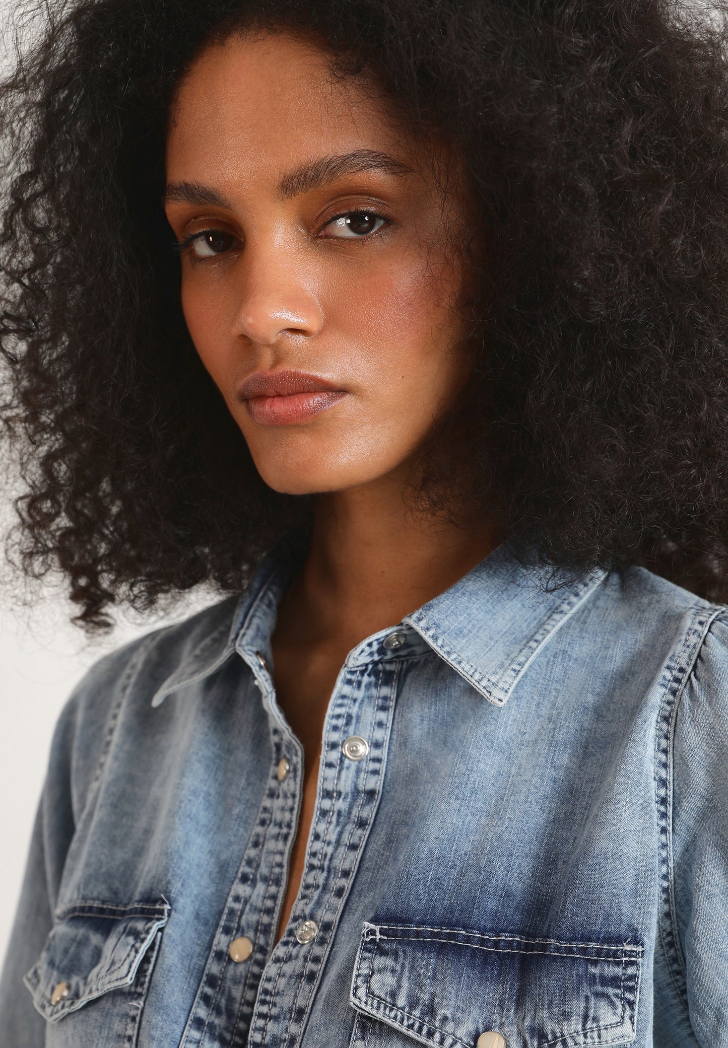 CAMISA DENIM LAVADA BOLSILLOS