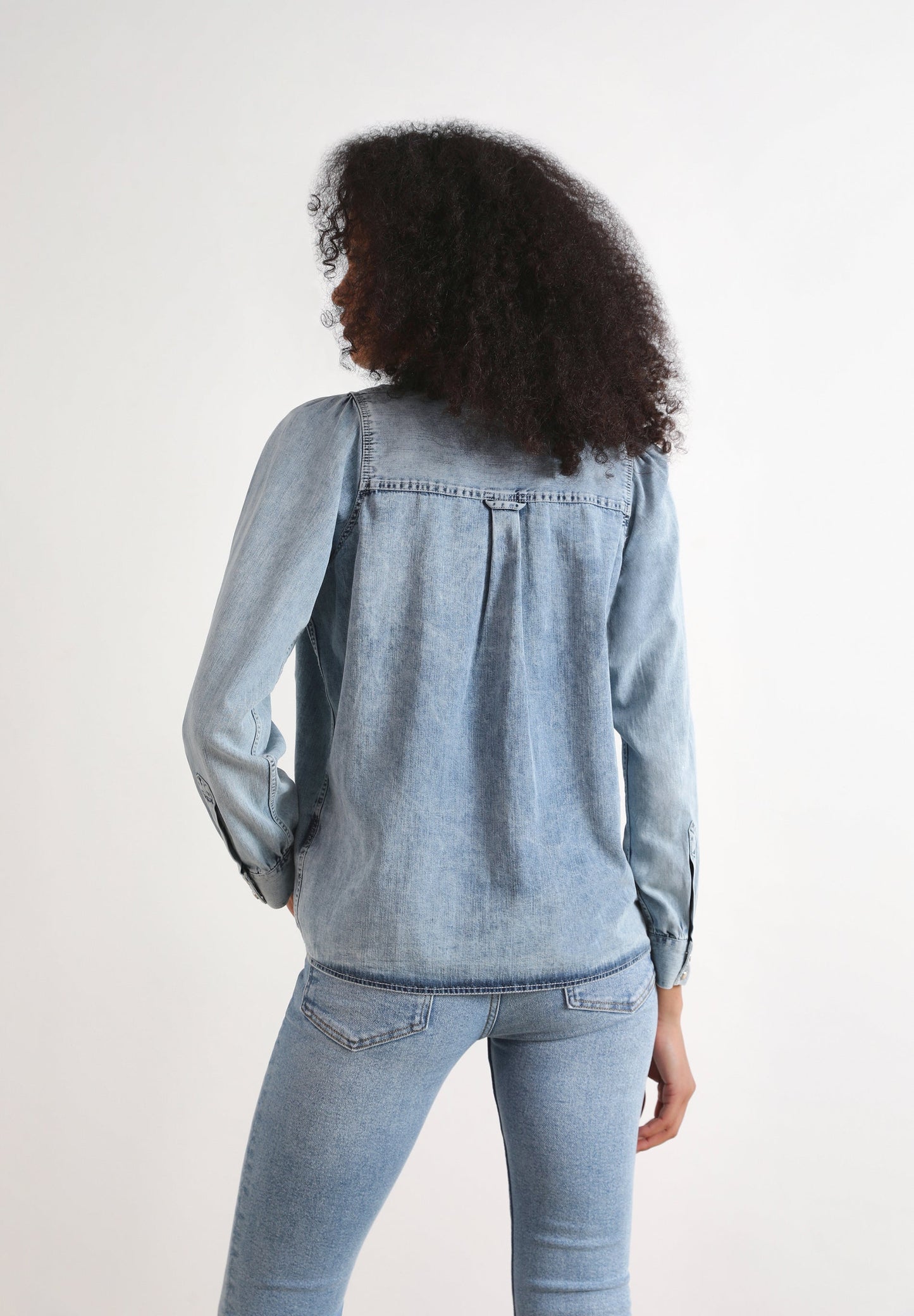 CAMISA DENIM LAVADA BOLSILLOS