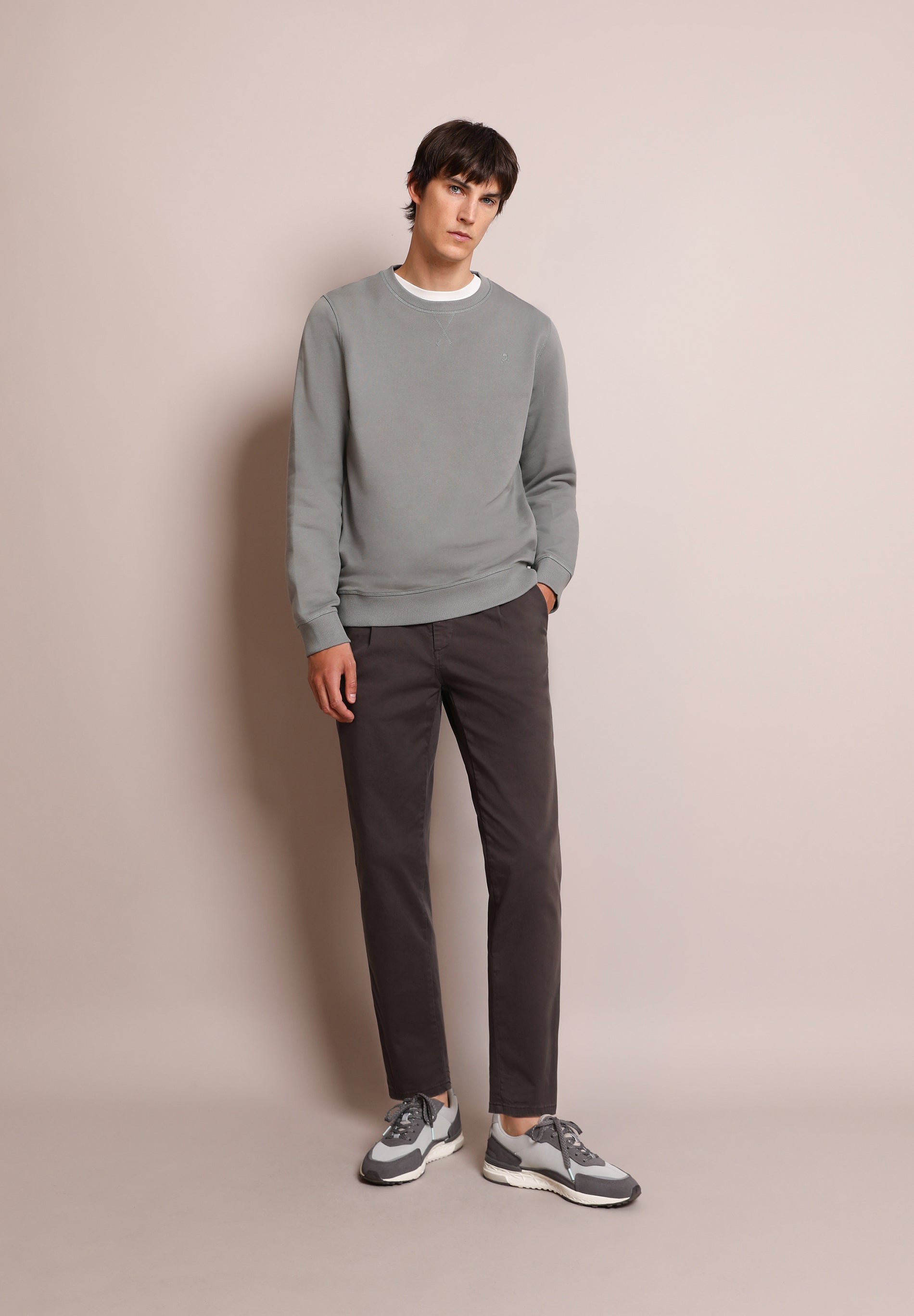 SNEAKERS CALAVERA DETALLE COSTURA